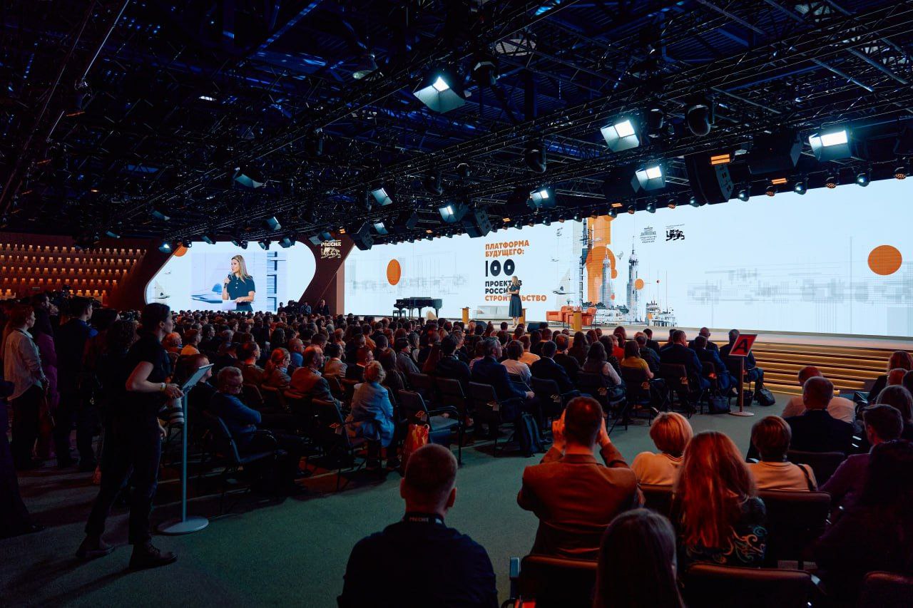 Генеральный директор ФРТ Василий Купызин принял участие в сессии 100 проектов России Строительство в Национальном центре Россия Главная тема развитие опорных населённых пунктов и повышение качества жизни Василий Купызин отметил что методика оценки качества жизни включает 16 компонентов от жилья и благоустройства до цифровизации газификации и качества дорог Вице премьер Марат Хуснуллин добавил что определены 2 160 опорных пунктов от агломераций до малых городов и сёл Они охватывают 70 населения страны около 111 млн человек Развитие этих территорий улучшит качество жизни на 30 Работа ведётся на базе информационной системы ФРТ формирующей единый инфраструктурный каркас страны к 2030 году