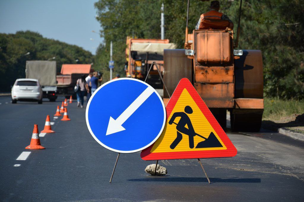 В дорожном картеле на Ставрополье уличили восемь предприятий  В него вошли занимающиеся ремонтом дорог фирмы из Тюмени, Ставрополя, Пятигорска и Москвы. Компании договорились поддерживать цены на торгах, из-за чего контракты заключались с минимальным снижением начальной цены, сообщает региональный УФАС.    Участников картеля оштрафовали, решается вопрос о возбуждении уголовного дела.  В курсе   Новости Ставрополья   предложить новость