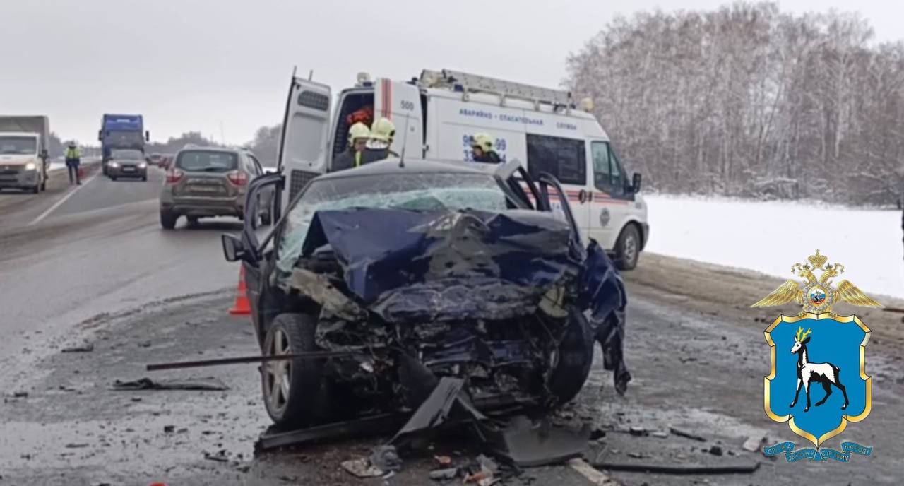 В массовом ДТП в Самарской области на трассе М-5 «Урал» погибли три человека. Трагедия на дороге произошла сегодня, 29 декабря, в Красноярском районе: