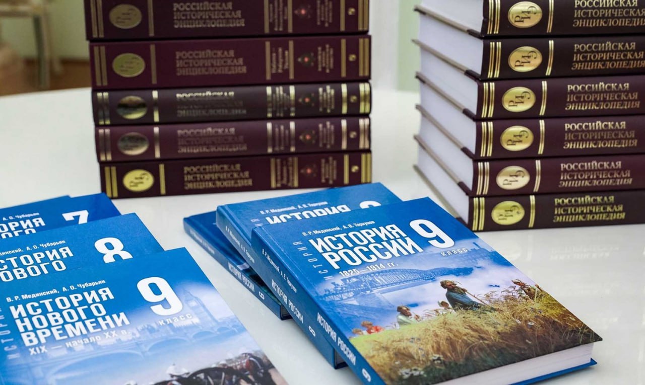 С нового учебного года в российских школах увеличится количество уроков истории: с двух до трех часов в неделю.  Нововведения начнутся с пяти-седьмых классов с 1 сентября 2025 года, а с 1 сентября 2026 года изменения затронут и восьмые-девятые классы.   Программа будет преподаваться по обновленной единой линейке учебников, синхронизированной с заданиями ОГЭ и ЕГЭ.  В шестых и седьмых классах с 2025 года отменяется обществознание. В 8-9-х классах предмет сохранится в этом году, но с 1 сентября 2026 года его будут изучать только в 9-11-х классах.  Увеличение часов истории произойдет за счет перераспределения времени, отведенного ранее на обществознание, что не увеличит общую учебную нагрузку на учеников.