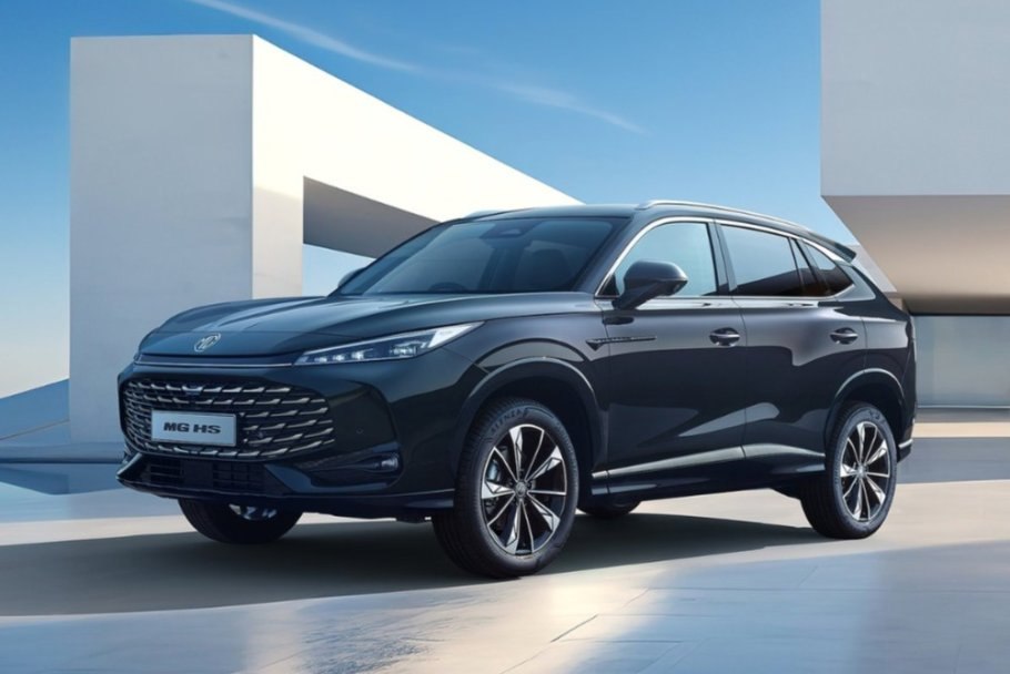 КамАЗ провел презентацию новых моделей Москвича Члены совета директоров автогиганта опробовали новые модели линейки Москвич М70 и Москвич М90 Пресс служба отметила что Москвич М90 это новый семиместный флагман бренда с полным приводом адаптированный для российских условий и оснащенный широким набором опций В основе Москвич M70 лежит кроссовер MG HS Модель сертифицирована с двигателем 1 5 литра мощностью 150 л с и 7 ступенчатым роботом а также с 200 сильным 2 литровым турбомотором и 9 диапазонным автоматом А M90 построен на базе MG RX9 и обладает тем же 2 0 литровым силовым агрегатом что и у младшей модели Предполагается что серийный выпуск М70 и М90 начнется в 2026 году Фото Пресс служба MG