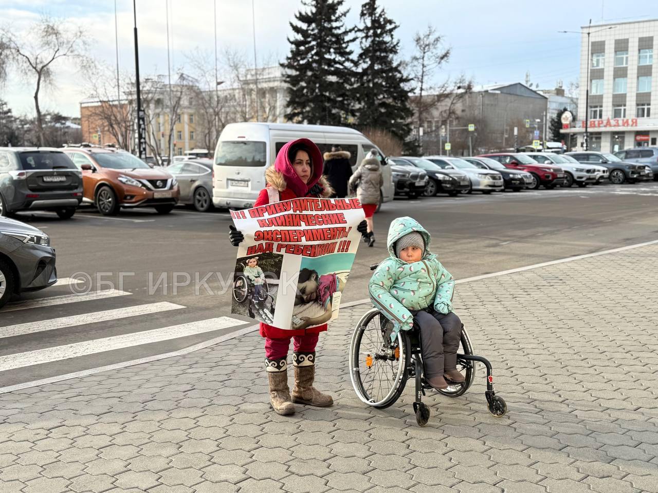 Иркутские власти обвинили мать ребенка со СМА в срыве строительства детсада  Жительница Иркутского района Азиза Денисова требовала выдать её дочери со спинальной мышечной атрофией препарат «Спинраза» по решению суда. На личном приёме у зампреда правительства Иркутской области Валентины Вобликовой женщина не получила ответов, но услышала, что из-за закупки лекарства пришлось отменить строительство детского сада.  Стоимость одной упаковки «Спинразы» — 6,5–8 млн рублей, а ребёнку требуется четыре укола в год. Власти сначала ссылались на отмену регистрации препарата в России, но в феврале объявили конкурс на закупку.