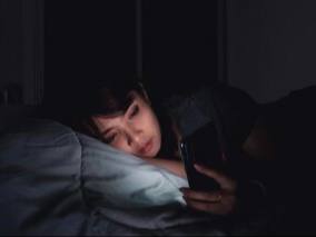 Скроллинг телефона перед сном может увеличить риск сердечно сосудистых заболеваний Исследование показало что яркий искусственный свет ночью активирует мозг и вызывает воспаление сосудов что со временем может привести к уплотнению артерий и повысить риск инсульта и сердечного приступа naukaitochka