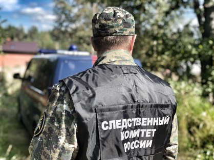 Отца с сыном избили и заживо сожгли на берегу Дона В Верхнедонском районе задержаны трое мужчин по подозрению в жестокой расправе над отцом и сыном: фигуранты сначала сильно избили их, а после облили бензином и подожгли. Как сообщает донской Следком, смерть одного из мужчин наступила на месте происшествия, второй умер в больнице. Всё произошло вечером 8 июня в хуторе Базковском, на берегу Дона. По материалам дела, трое мужчин в алкогольном опьянении напали на отца и сына. В ходе ссоры на берегу реки они нанесли множественные удары руками и ногами 41-летнему жителю Чертковского района и его 64-летнему отцу. Затем агрессоры облили тела своих жертв бензином и подожгли. Подозреваемых задержали. Решается вопрос об их заключении под стражу.