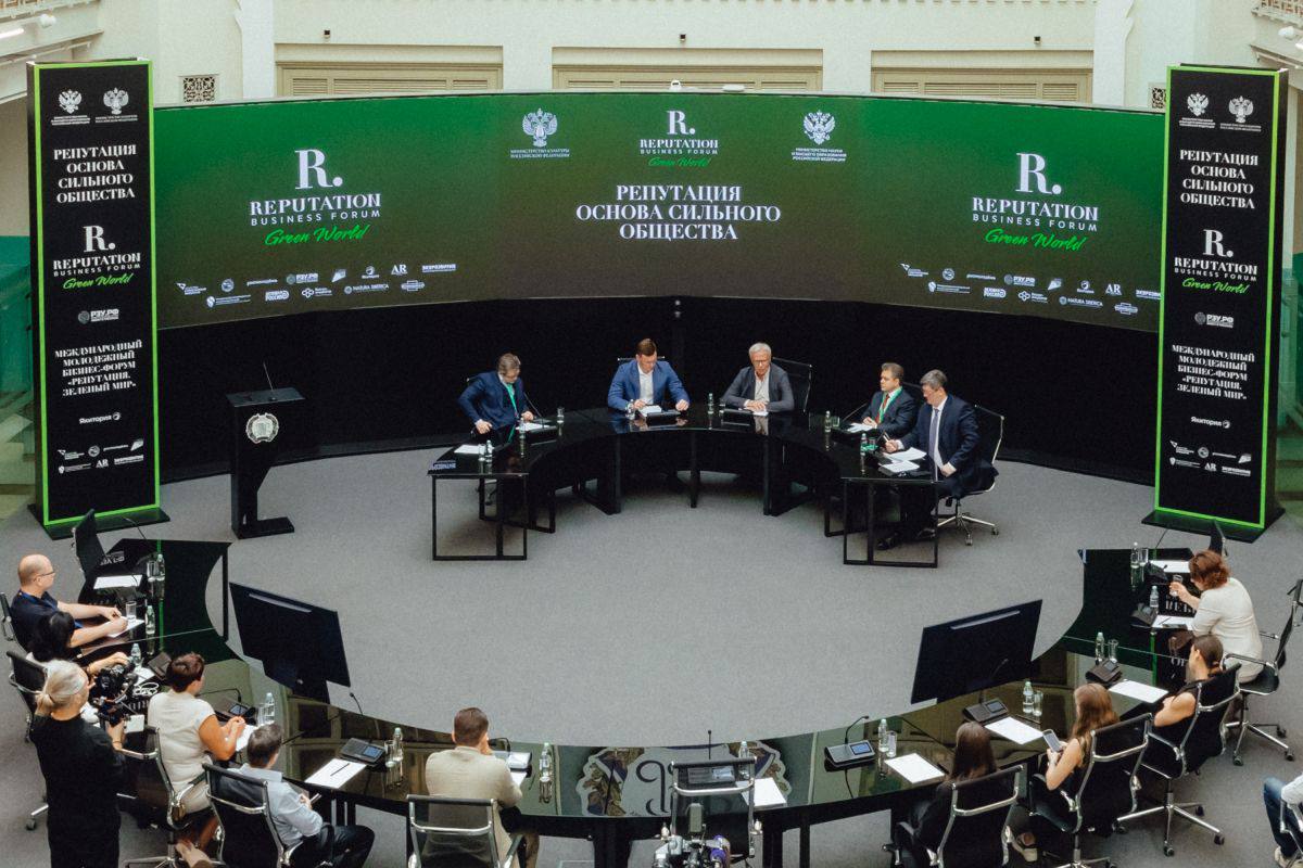 Сергей Горняков: Забота об окружающей среде не должна ограничиваться требованием закона, а быть личной ответственностью каждого гражданина Член Комитета Совета Федерации по социальной политике, представитель от законодательного представительного органа государственной власти Волгоградской области Сергей Горняков принял участие в Международном Молодежном Бизнес-форуме Устойчивого Развития «Репутация. Зеленый мир». Сенатор выступил с приветственной речью на открытии мероприятия, которое состоялось в Москве на площадке РЭУ им. Г.В. Плеханова. В своем напутственном слове гостям, участникам и организаторам форума Сергей Горняков отметил, что дата проведения мероприятия выбрана символично – накануне российского Дня эколога и Всемирного дня окружающей среды. «Этот День призван напомнить всем нам – и нашим соотечественникам и зарубежным гостям, которых сегодня здесь много – о нашей коллективной ответственности за общее, устойчивое будущее, – подчеркнул парламентарий. – Ведь у природы нет государственных границ и сохранить ее можно только совместными усилиями всего международного сообщества и сознательным отношением каждого человека». Сенатор высказал убеждение, что заинтересованность молодежи вопросами экологии и устойчивого развития является хорошей тенденцией и нуждается в поддержке. По его мнению, ключевые темы форума – забота об окружающей среде, этичном ведении бизнеса, социальной ответственности – выбраны очень точно и отражают запрос общества на экологичность в самом широком смысле. Горняков напомнил, что экопросвещению и в целом «зеленой» повестке много внимания уделяет Совет Федерации, являясь соорганизатором ежегодного Невского международного экологического конгресса. Открывающую сессию «Репутация – основа сильного общества» провели первый заместитель председателя Комитета Государственной думы по экологии, природным ресурсам и охране окружающей среды Вячеслав Фетисов, заместитель директора Департамента государственной молодежной политики и воспитательной деятельности Минобрнауки России Александр Ведехин, профессор Финансового университета при Правительстве РФ Арсений Брыкин и другие эксперты.