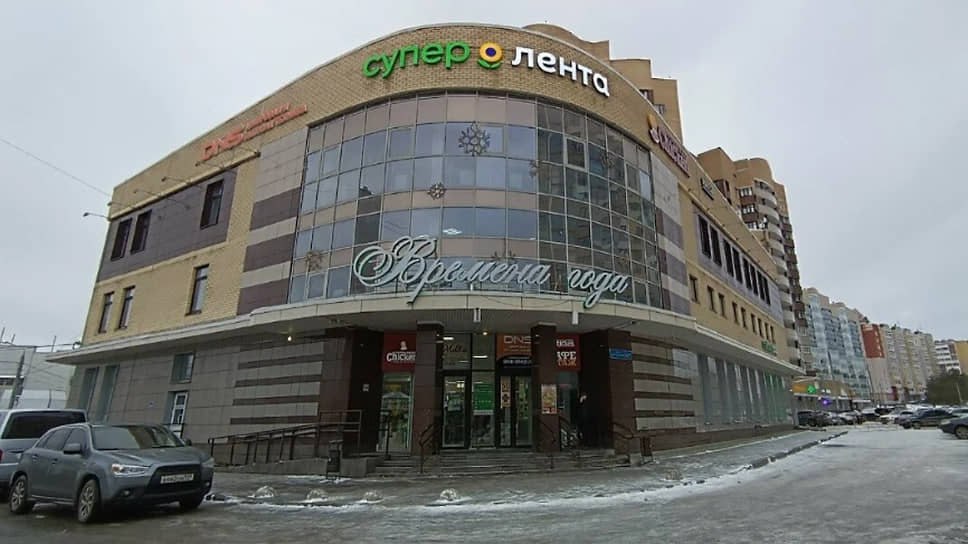 Суд отказал администрации Перми в иске о демонтаже киосков у ТЦ Времена года Арбитражный суд Пермского края отказал администрации Перми в сносе нестационарных торговых объектов у ТЦ Времена года по ул Докучаева 42б По данным картотеки суда решение вынесено 22 октября мотивированное решение пока не изготовлено Ответчиками являлись предприниматели Игорь Жуков бывший начальник пермском таможни Ъ Прикамье и Николай Скляров Администрация требовала обязать их путем демонтажа НТО освободить парковочные места для посетителей торгового центра в том числе инвалидов Снести павильоны требовали с двух участков один из них площадью 3 3 тыс кв м находится под зданием ТЦ а другой 158 кв м под самим спорным строением По сведениям онлайн справочника 2ГИС возле торгового центра на меньшем по площади участке по ул Докучаева 42б 2 находится павильон с мини пекарней Хлебница и магазинами молочной продукции Вемол и мясных изделий Куединский