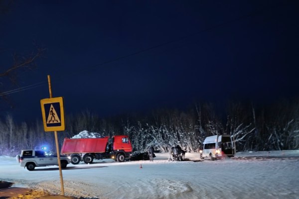 Стали известны подробности смертельного ДТП с участием ВАЗа и МАЗа в Инте Инцидент произошел сегодня 24 января около 13 46 Водитель 1964 года рождения за рулем ВАЗ 21043 ехал по улице Геологической со стороны улицы Гагарина в направлении улицы Морозова При выезде со второстепенной дороги осуществляя маневр поворота налево он не предоставил преимущество в движении В результате его автомобиль столкнулся с автомашиной МАЗ которая двигалась по главной дороге слева направо по ходу движения ВАЗа   komiinform ru news 290823