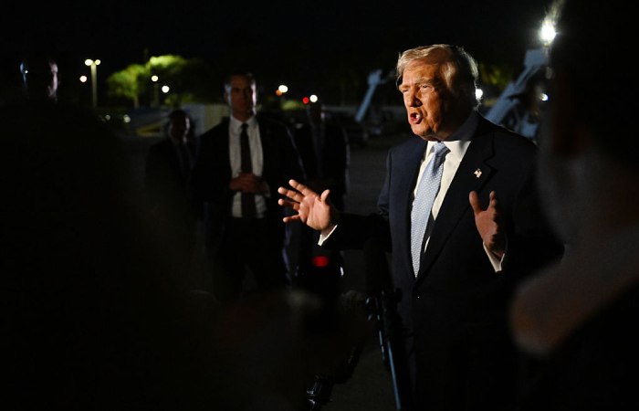 Дональд Трамп поддержал идею ввести санкции против торговых партнеров РФ Слышал об этом и меня это устраивает ответил президент США на вопрос о готовящемся в Конгрессе соответствующем законопроекте Трамп пояснил Они сенаторы ИФ предлагают законопроект в соответствии с которым любая страна ведущая бизнес с Россией будет обложена очень жесткими санкциями Фото Roberto Schmidt Getty Images interfaxonline