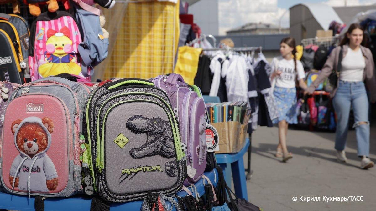 Траты россиян на школьные товары на двух крупнейших маркетплейсах в августе 2025 года превысили 3 млрд рублей это на 1 млрд больше аналогичного периода прошлого года Больше всего выросли продажи альбомов для рисования динамика составила 532 Кроме того чаще покупали цветные карандаши и шариковые ручки а вот рюкзаки на 24 реже говорится в исследовании сервисов Контур Маркет и Moneyplace имеющемся в распоряжении ТАСС Аналитики исследовали спрос на школьные товары на маркетплейсах перед текущим началом учебного года в сравнении с аналогичным периодом 2024 года Подпишись на ТАСС Урал