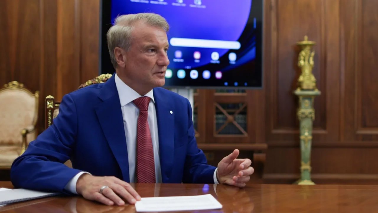 Греф России нужны миллионы мигрантов Глава Сбербанка Герман Греф заявил что России потребуется несколько миллионов квалифицированных мигрантов чтобы поддержать экономику Подробнее   Глава Сбербанка Герман Греф заявил что российской экономике требуется приток квалифицированных мигрантов для выхода на темпы роста не ниже 3 в год По его словам без этого страна не сможет решить стоящие перед ней социальные и экономические задачи Греф подчеркнул что более высокие темпы роста возможны только за счет повышения производительности труда и расширения рабочей силы Мы последнее время так увлеклись борьбой с инфляцией что немного подзабыли про экономический рост Не будет экономического роста не будет ничего Ни социальных проблем мы не сможем решать никаких других сказал он на заседании Совета при президенте России по демографической и семейной политике Глава Сбербанка отметил что экономика России должна расти темпами не ниже среднемировых не менее 3 2 в год до 2030 года Однако текущие показатели по его словам далеки от цели К сожалению в этом году скорее всего рост будет порядка 0 8 а в следующем году дай бог если мы выйдем на эти же цифры добавил Греф ранее занимавший пост министра экономики Он отметил что его прогнозы пессимистичнее официальных оценок Министерство экономического развития России в сентябре снизило прогноз роста ВВП на 2025 2026 годы до 1 0 и 1 3 соответственно после 4 3 и 4 1 в предыдущие два года Греф напомнил что за последние десятилетия производительность труда в России росла в среднем на 1 2 в год Президент поставил задачу увеличить этот показатель в 2 5 раза до 2 7 Это требует существенных инвестиций и серьезного вклада в образование и науку Сделать это будет сложно в условиях дефицита капитала и высоких ставок Демографические тенденции также мешают росту экономики Потенциал внутренних ресурсов уже почти исчерпан заявил Греф По его оценке дефицит рабочей силы в России в ближайшие годы может составить от 2 8 до 5 млн человек Единственный способ восполнить этот разрыв активное привлечение мигрантов Мы входим в десятку доноров в мире по количеству мигрантов но у нас пока идет негативный отбор Мы привлекаем в основном низкоквалифицированную рабочую силу и теряем высококвалифицированную Вся наша миграционная политика не направлена на привлечение специалистов а миграционное законодательство фактически выталкивает иностранных студентов из страны сказал он Греф призвал правительство изменить подход к миграционной политике и создать стимулы для иностранных студентов чтобы они оставались в России после окончания обучения Это вопрос национальной безопасности и выживания страны подчеркнул глава Сбербанка Информация по теме Миллион индийцев для России РПЦ Мигранты угроза русскому миру КНДР заполняет дефицит мигрантов в России В Госдуме предложили платить за доносы на мигрантов Будьте в курсе последних новостей с TRT на русском