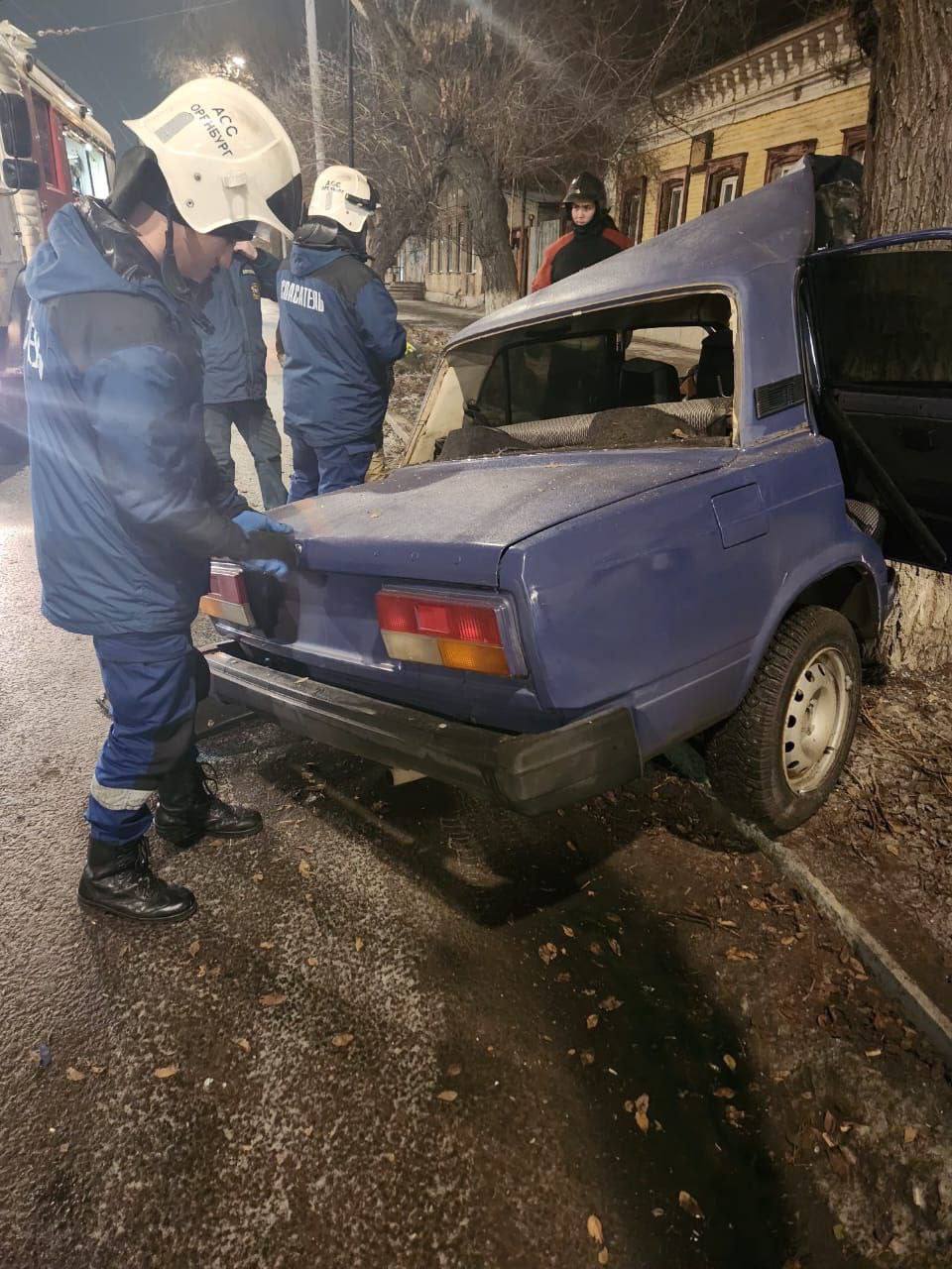 Подробности аварии на Чичерина: водитель был пьян, он скончался в больнице    #Про_Происшествия   Накануне на ул. Чичерина в Оренбурге отечественная легковушка врезалась в дерево. Как сообщили в мэрии, мужчина за рулем был пьян. Из-за удара об дерево, машина помялась и водитель оказался зажат в салоне.    Извлекали пострадавшего сотрудники АСС Оренбурга. Спасатели передали водителя медикам. Однако позже он скончался в больнице.    Фото: администрация Оренбурга