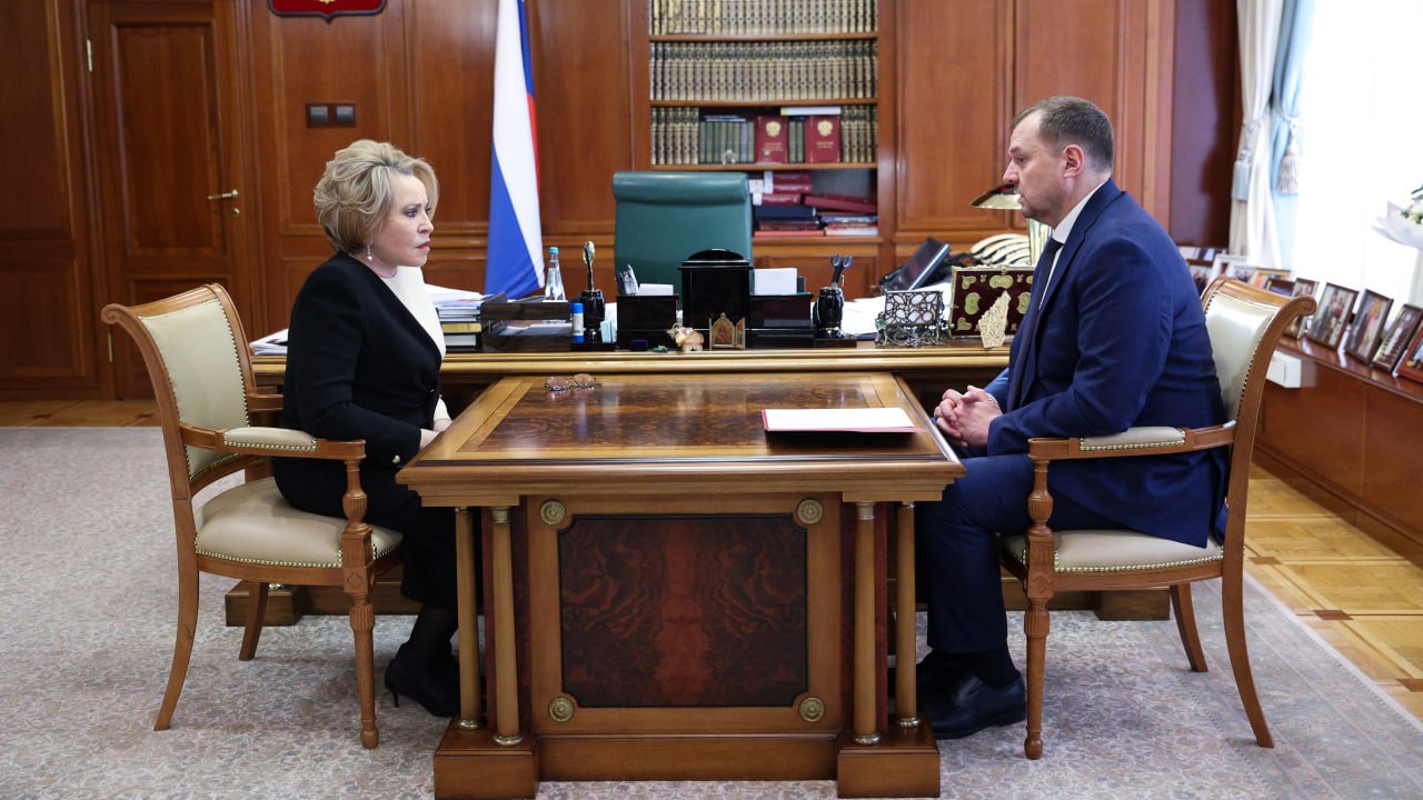 Председатель Совета Федерации Валентина Матвиенко провела встречу с губернатором Запорожской области Евгением Балицким Основной темой беседы стали вопросы социально экономического развития региона Глава области сообщил об итогах работы региональной команды в 2025 году Также он высоко оценил взаимодействие с сенаторами в рамках Совета по вопросам интеграции воссоединённых регионов в правовую и социально экономическую системы РФ при верхней палате парламента Евгений Балицкий поблагодарил за поддержку инициатив Запорожской области Кроме того собеседники затронули вопросы реализации утверждённой Правительством РФ Стратегии устойчивого развития Приазовья на период до 2040 года Запорожская область готова активно участвовать в реализации Стратегии сказал Евгений Балицкий Совет Федерации в Max Все фото Парламентский фотоархив