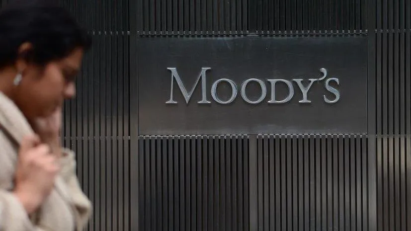 Агентство Moody s Ratings изменило прогноз по рейтингу Китая со стабильного на позитивный сославшись на устойчивый рост экономики страны и эффективное управление долгом Повышение рейтинга отражает нашу оценку того что экономическая и фискальная устойчивость будет сохраняться перед лицом текущих внутренних а также торговых и геополитических вызовов заявило агентство Moody s jkinvest news jkinvest