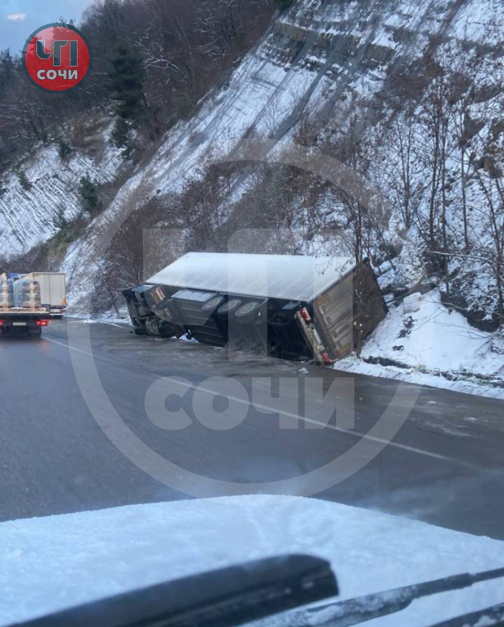 На трассе в Сочи перевернулась фура  ДТП произошло в ночь на 21 февраля, на Мамайском перевале. Об этом сообщают автомобилисты.  По их словам, авария произошла из-за гололеда, который образовался минувшей ночью на сочинских дорогах.  Пострадавших нет.    Подписаться   Поделиться