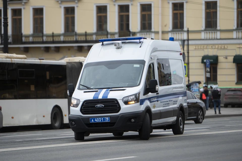 Полиция съездила в бордель в Петербурге Естественно, в рамках своей работы. Сотрудники МВД накрыли притон с проститутками из Узбекистана. На злачное место пожаловался их же соотечественник, который сообщил, что бордель находится в одной из квартир на улице Стойкости. Прибывшие полицейские обнаружили там 40-летнюю мигрантку. Как уточняют силовики, женщина была сама и организатором борделя, и его работником. - Средний чек за услуги составлял около 3 тысяч рублей, - уточнили в полиции. Заря Новости - Подписаться