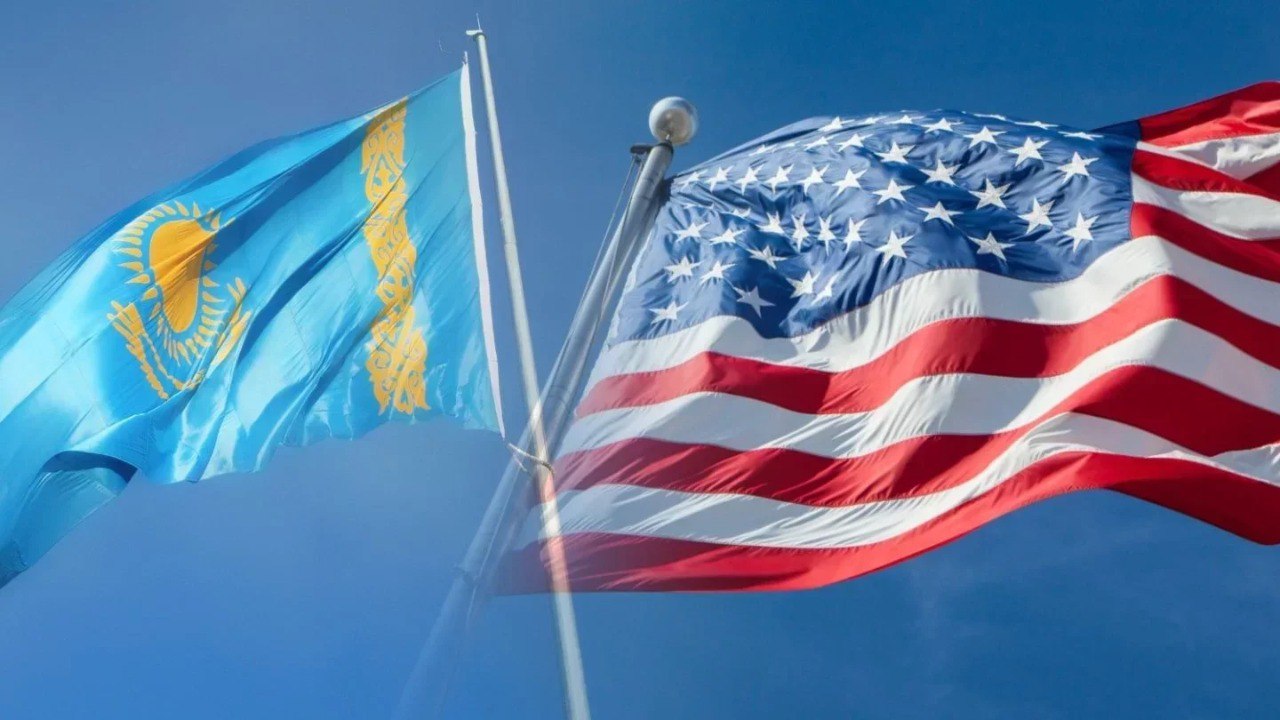 США добиваются равных условий для своих компаний в Казахстане  Соединённые Штаты заинтересованы в доступе к ресурсам нашей страны и в партнёрстве с Казахстаном.  Глава казахстанского МИДа Мурат Нуртлеу встретился с госсекретарём США Марко Рубио. Переговоры прошли в Вашингтоне и стали продолжением активного политико-экономического диалога между двумя странами.  Как сообщил Рубио в X, стороны обсудили ключевые направления двустороннего сотрудничества — в том числе инвестиции в сектор информационных технологий и добычу критически важных полезных ископаемых. Отдельное внимание уделили равным условиям для американских компаний, работающих в Казахстане.  В марте Нуртлеу и Рубио провели телефонные переговоры вскоре после визита госсекретаря США в Эр-Рияд, где обсуждались перспективы урегулирования конфликта между Россией и Украиной.  Детали — в реплае.