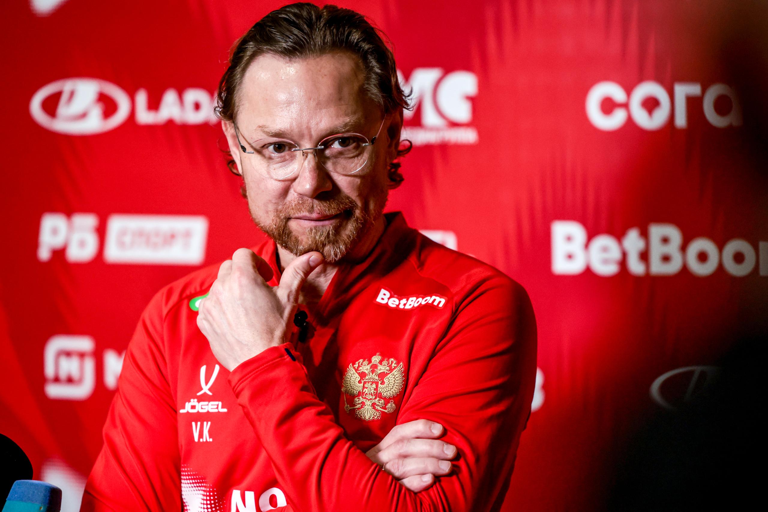 Валерий Карпин и Виталий Кафанов прокомментировали итоговый выбор игроков на BetBoom матчи сборной с Перу и Чили Главный тренер Валерий Карпин Как мы объясняли при объявлении расширенного состава сборной на предстоящем сборе мы ориентируемся в первую очередь на игроков знакомых с нашими требованиями и подходом к работе Каких либо кадровых экспериментов и неожиданностей на этот раз не будет Нам предстоят два домашних матча в Санкт Петербурге и Сочи но времени на подготовку к ним совсем немного В выходные ещё предстоит последний перед паузой тур чемпионата Желаю всем сборникам хорошо провести эти игры но главное обойтись без травм и повреждений Настрой на игры с Перу и Чили как всегда максимальный Хотелось бы порадовать болельщиков и проверить свои силы в заключительных матчах этого года качественной игрой и положительным результатом Тренер вратарей Виталий Кафанов Приняли решение включить в итоговый состав Виталия Гудиева которого не было в расширенном списке Также в национальную команду впервые вызван Максим Бориско В прошедших трёх турах Мир РПЛ оба голкипера дважды признавались лучшими игроками матчей и внесли значительный вклад в набранные своими командами очки И Максим и Виталий уже попадали в расширенный состав сборной России и сейчас пришло время их вызова в национальную команду Гудиев и Бориско показали что вратари способны играть ключевую роль и влиять на результат добиваться победы даже в тех встречах где соперник выглядел предпочтительнее Ну а Сафонов и Агкацев уже на протяжении длительного времени являются основными кандидатами в команду Если будет такая возможность хотелось бы чтобы все четверо сыграли в матчах с Перу и Чили Но всё будет зависеть от количества замен которые понадобятся команде по ходу этих встреч