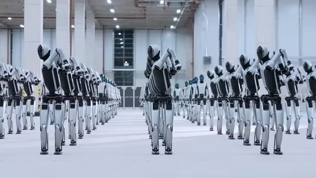 В Китае запускают городские полигоны для человекоподобных роботов На первом этапе будут создаваться базы максимально похожие на города чтобы роботы отрабатывали навыки в реальных городских условиях Таким образом планируется выпускать полностью готовых к реальным улицам роботов