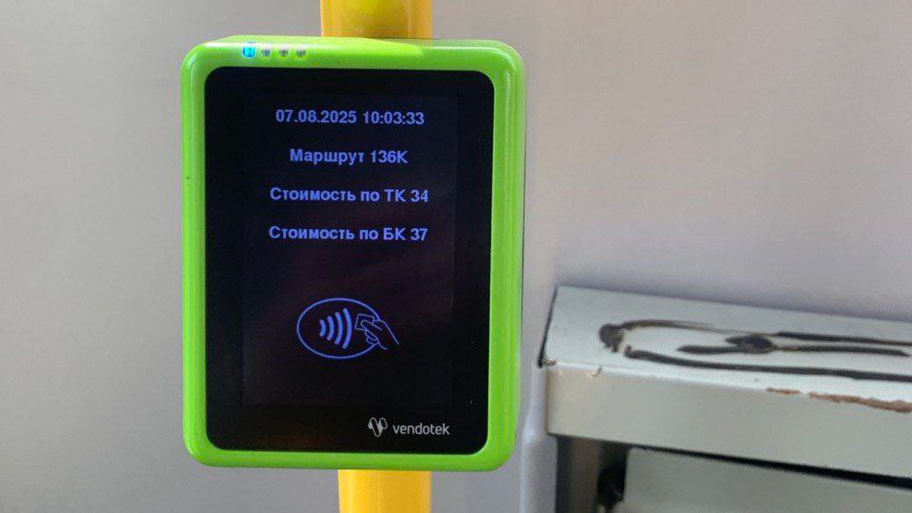 В Челябинске изменилась стоимость проезда на двух автобусных маршрутах  После присоединения Западного и Пригородного поселков к Челябинску автобусы №136К и 158К перешли на городские тарифы.   С сегодняшнего дня стоимость поездки на всем протяжении маршрутов стала одинаковой:    34 рубля по транспортной карте  пересадки в течение 60 минут бесплатны, действует проездной на месяц ;   37 рублей по банковской карте;   43 рубля при оплате наличными.  В автобусах обязаны принимать социальные транспортные карты, включая карты школьников, студентов и пенсионеров, уточнили в Миндортрансе. И заявили, что усилят проверки.   Фото: телеграм-канал Миндортранса Челябинской области    Вести Южный Урал   Челябинск
