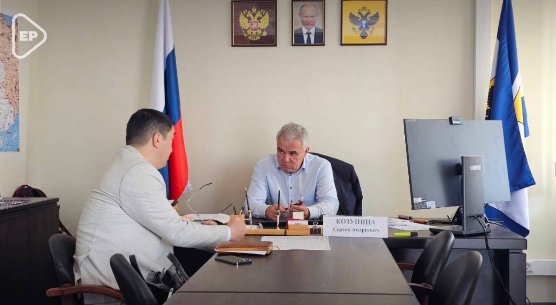 Замечания депутатского контроля на трех объектах, отремонтированных по партийному проекту «Городская среда», подрядчики обещают устранить до конца июня Депутат Херсонской областной Думы от «Единой России», региональный координатор партийного проекта «Городская среда» Энвер Абдураимов провёл рабочую встречу с министром строительства, архитектуры и ЖКХ Херсонской области Сергеем Козупицей, директором Управления капитального строительства Анатолием Шавыриным и начальником отдела Минстроя Сергеем Шапошниковым по итогам осмотра объектов, отремонтированных по народной программе партии в прошлом году. Основной темой стало подведение итогов реализации проектов в 2024 году и обсуждение планов на 2025 год. В ходе встречи обсудили текущую ситуацию по объектам благоустройства, включая два проблемных, где требуется срочное устранение недоработок. Подрядчики продолжают устранять замечания депутатского контроля. По их словам, работы будут завершены до конца июня. Особое внимание уделили организации эффективного взаимодействия между Минстроем, Управлением капитального строительства, подрядчиками и партией «Единая Россия». Запланированы выезды на восемь оставшихся объектов, встречи с подрядчиками и главами округов для оценки состояния площадок и перспектив их развития. Энвер Абдураимов подчеркнул важность слаженной работы всех участников процесса, оперативного реагирования на возникающие сложности и своевременного устранения любых недочётов. #ЕдинаяРоссия #ГородскаяСреда
