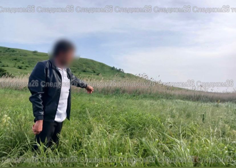 В Минеральных Водах расследовали убийство, совершенное более 24 лет назад Как сообщает тг-канал Следком26, ночью 24 июня 1999 года в селе Греческом Минераловодского округа между находящимся в состоянии алкогольного опьянения обвиняемым и хозяином дома, в котором он некоторое время гостил, произошел конфликт. После ссоры мужчина отправил фигуранта на животноводческую ферму, где в этот момент находился брат его сожительницы. Обвиняемый взял хранившееся на ферме охотничье ружье и два раза выстрелил в 34-летнего потерпевшего из-за высказанного им запрета смотреть телевизор. От полученных огнестрельных ранений мужчина скончался на месте происшествия. После совершения преступления обвиняемый выбросил в водоем ружье и скрылся с места, после чего был объявлен в федеральный розыск. В результате последовательной планомерной работы следователей регионального управления СК России и оперативных сотрудников было установлено, что после совершения убийства обвиняемый скрылся от правоохранителей за пределами территории Российской Федерации, где долгое время проживал без удостоверяющих его личность документов, а также отбывал наказания за совершение новых преступлений. В феврале текущего года в Республике Северная Осетия-Алания сотрудниками уголовного розыска были установлены настоящие персональные данные фигуранта при проверке папиллярных узоров пальцев рук в целях идентификации личности. Неоднократно судимый 60-летний уроженец Чеченской Республики обвиняется в совершении преступления, предусмотренного ч. 1 ст. 105 УК РФ убийство . После задержания по ходатайству следователя СК России в отношении мужчины была избрана мера пресечения в виде заключения под стражу. В настоящее время по уголовному делу собрана достаточная доказательственная база, в связи с чем оно направлено в суд для рассмотрения по существу. Источник:Следком26