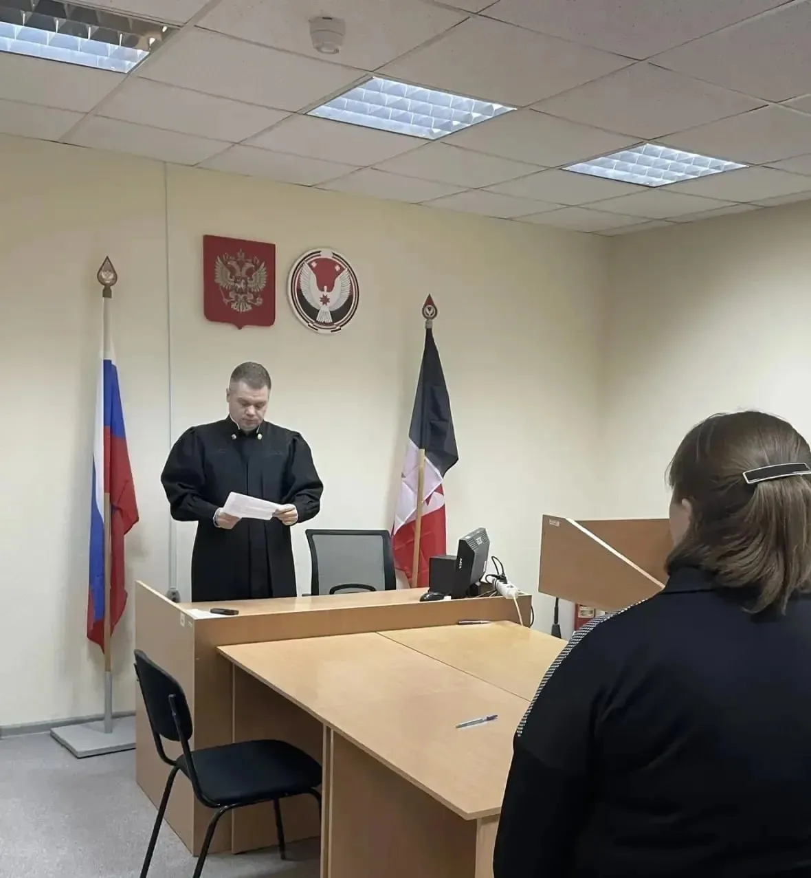 Жительницу Удмуртии осудили за покупку мотоцикла на котором ее сын попал в ДТП Мотоцикл марки XGZ FIGHT WOLF CB 300 с объемом двигателя 300 куб см 36 летняя жительница поселка Кез купила летом прошлого года и передала своему несовершеннолетнему сыну Мать не смутило что у подростка не было права управления мотоциклом и она разрешала юному байкеру кататься по территории поселка В один из дней мальчик не справился с управлением и на перекресте врезался в Ладу Калину В результате ДТП несовершеннолетний получил множественные травмы В судебном заседании подсудимая свою вину полностью признала Женщину судили по статье Вовлечение несовершеннолетнего в совершение противоправных действий Суд учел раскаяние обвиняемой то что она воспитывает двух несовершеннолетних детей и наказал ее штрафом в размере 30 тыс рублей А мотоцикл конфисковали в доход государства Фото Объединенная пресс служба судов Удмуртии Все новости уже в нашем канале в Мах