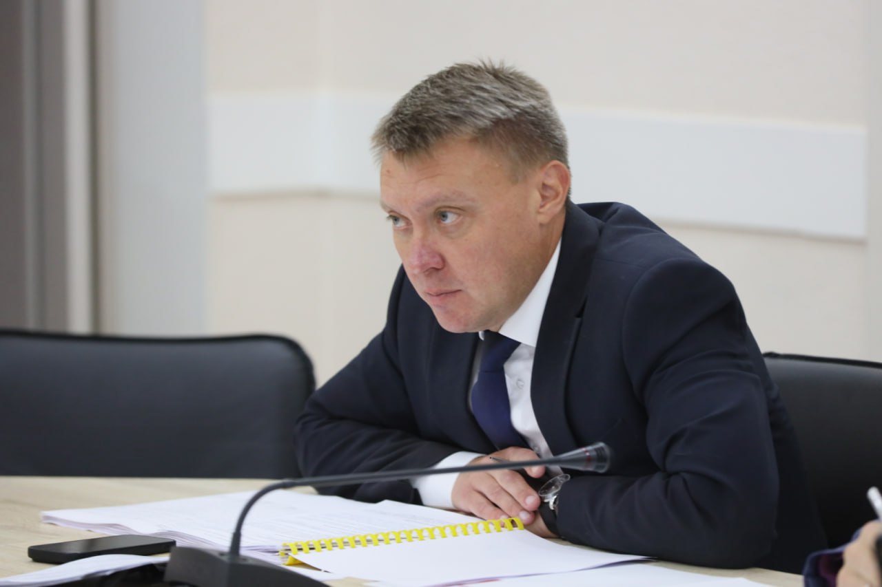 Благодаря реализации поручений Президента РФ в Забайкалье обновят более 200 автобусов для муниципальных пассажирских перевозок   На территории России в рамках национального проекта «Инфраструктура для жизни» реализуется федеральный проект «Развитие общественного транспорта». Его основная цель – повышение качества и доступности пассажирского транспорта, в том числе, на территории Забайкалья. В рамках поручения Президента, которое он дал по итогам Госсовета, до 2030 года в регионе обновят 85% доли парка подвижного состава общественного транспорта в районах края со сроком эксплуатации не старше нормативного. Программу обновления общественного транспорта разработают до 1 октября.   «В рамках нового нацпроекта «Инфраструктура для жизни» есть отдельный федеральный проект, в рамках которого реализуются мероприятия по обновлению подвижного состава общественного транспорта. В соответствии с Указом Президента РФ до 2030 года должен быть обновлен подвижной состав в каждом субъекте до 85%. Мы эту работу начали еще в прошлом году. За счет средств специального казначейского кредита приобрели 77 автобусов, они были переданы в районы для организации муниципальных перевозок», - сказал заместитель министра строительства, дорожного хозяйства и транспорта Забайкальского края Сергей Кривощеков.  Он отметил, что будут использованы все возможные варианты по обновлению парка общественного транспорта: лизинг, субсидирование из федерального бюджета.      Читать подробнее - здесь.    Подписывайтесь: