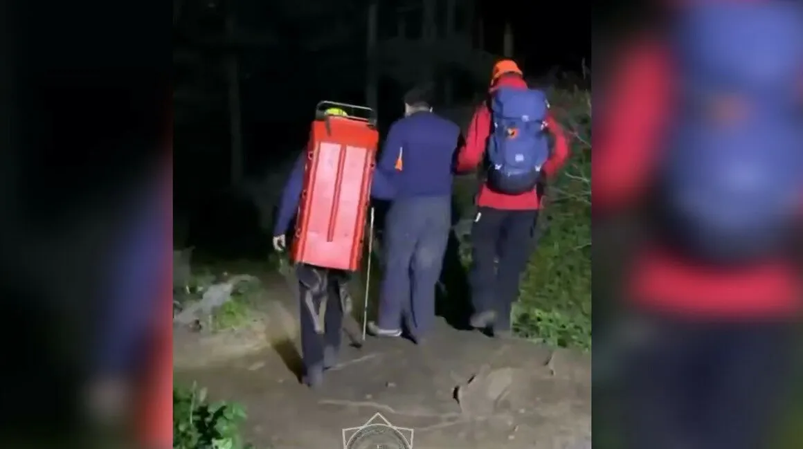 МЧС эвакуировало 15 летнего подростка из ущелья Алма Арасан после падения с обрыва Спасатели Барыс и служба спасения Алматы нашли и эвакуировали 15 летнего подростка в Алма Арасане передает ArbatMedia По данным МЧС подросток находился в ущелье в районе поляны Терра Он сорвался с обрыва и повредил ногу после чего очевидцы попросили помощи у спасателей На вызов выехали сотрудники Республиканской службы спасения Барыс МЧС РК вместе со Службой спасения ДЧС Алматы Доехав до района пансионата Алма Арасан группа продолжила путь пешком подъём по горной местности занял около 2 5 часов Пострадавшего быстро нашли осмотрели и оказали ему необходимую помощь затем начали транспортировку После эвакуации подростка передали бригаде Центра медицины катастроф Прислать новость