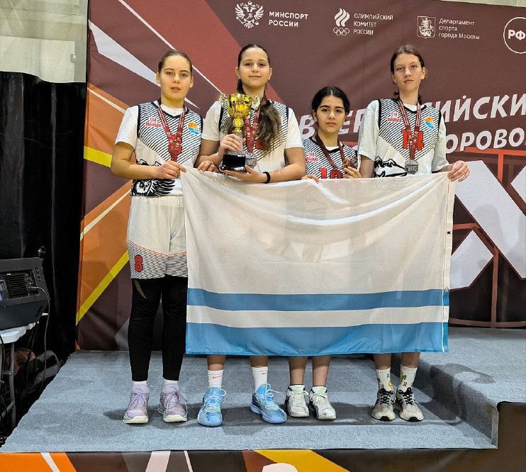 Наши юные баскетболистки завоевали серебро на Всероссийском фестивале детского дворового баскетбола В Москве завершился всероссийский фестиваль детского дворового баскетбола 3 3 организованный в рамках партпроекта ЕР Детский спорт Более 400 юных спортсменов из почти 40 регионов страны состязались за звание лучших в этом популярном виде спорта Команда девушек из Республики Алтай продемонстрировала высокий уровень подготовки и командный дух завоевав по итогам соревнований почетное второе место Юношеская команда заняла 12 место показав достойную игру в золотом дивизионе где собрались сильнейшие команды фестиваля