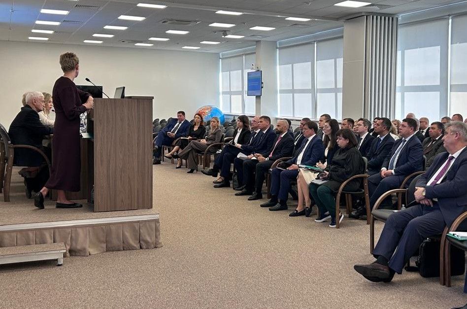 Росприроднадзор усиливает внимание к недропользованию Совместно с территориальными органами обсудили острые вопросы связанные с отходами горнодобывающих производств на стадии обогащения и первичной переработки золотосодержащих руд соблюдением законодательства предприятиями и мерами которые планирует принять Росприроднадзор Недобросовестные компании перерабатывают золото с содержанием руд с нарушением технологических проектов не оформляют своевременно разрешительные документы в том числе в области обращения с отходами образующимися в технологиях переработки не ведут учет отходов и не в полной мере платят за негативное воздействие на окружающую среду Все это отражается на природе регионов Правительство РФ усиливает контроль за деятельностью недропользователей Мы продолжаем профилактические визиты проверки по обращениям граждан лишаем лицензий нарушителей Добыча руд и песков драгоценных металлов остается на особом контроле сейчас в России 368 участков недр для добычи рудного золота 51 опасный производственный объект по переработке золотосодержащей руды 118 объектов учтены в государственном реестре размещения отходов В 2026 году территориальные органы Росприроднадзора проведут целевые мероприятия по оценке соблюдения требований в области охраны окружающей среды и геологической безопасности объектов добычи и переработки рудного золота чтобы проанализировать их фактическое состояние с разрешенным