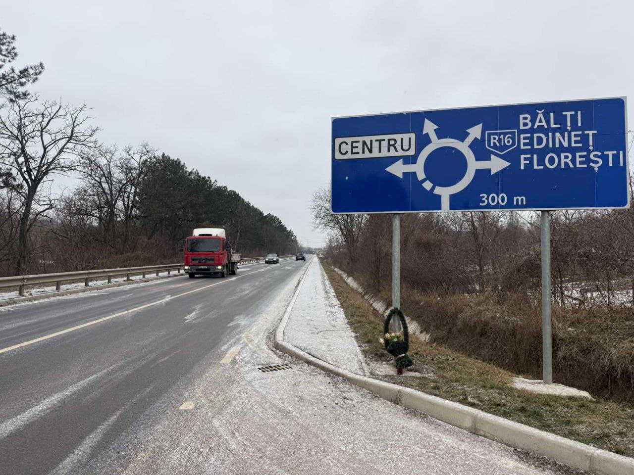 На севере Молдовы осложнено дорожное движение из за снегопада и гололеда В нескольких районах на севере Молдовы движение транспорта осуществляется в условиях снегопада и гололеда Напоминаем что с сегодняшнего дня и до 6 февраля в Молдове объявлен желтый код в связи с гололедом Будьте осторожны