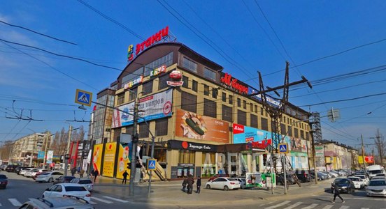 Перестрелка в Махачкале в ТЦ Этажи произошла из за того что парнишка посмотрел на чужую жену Муж гуляли с женой парень на жену посмотрел муж дал пару лещей а потом достал травмат и выстрелил из него Убедительная просьба не смотрите на чужих жён