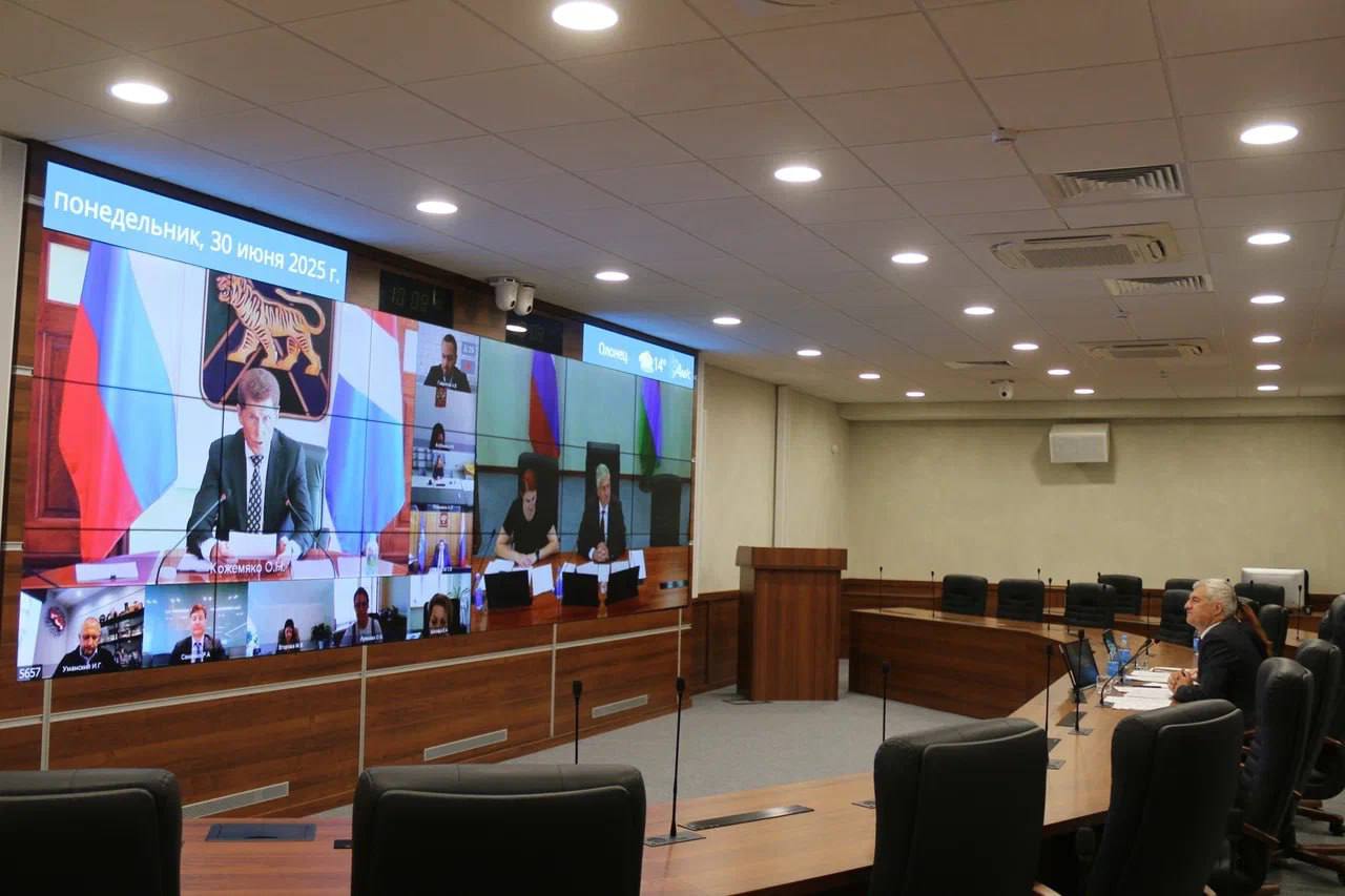 Глава Карелии Артур Парфенчиков возглавил подгруппу «Социальный туризм» комиссии Госсовета  «Туризм»   Напомним, комиссию Госсовета «Туризм» возглавляет губернатор Приморского края Олег Кожемяко, а Артур Парфенчиков будет руководить подгруппой «Социальный туризм»,  в которую входят представители федеральных и региональных органов власти, индустрии туризма и детского оздоровительного отдыха. Первое заседание подгруппы «Социальный туризм» состоялось сегодня, 30 июня, по ВКС.   Задача подгруппы - создать эффективную систему, которая и обеспечит доступный отдых для всех категорий граждан, и будет способствовать патриотическому воспитанию молодежи, и простимулирует рост занятости в туристической отрасли. Для этого необходимо разработать, во-первых, единый нормативный документ, регулирующий сферу социального туризма в России; во-вторых - комплексную программу развития отрасли.   Особое внимание следует уделить вовлечению работодателей через механизм компенсации расходов на отдых сотрудника, а также поддержке перспективных общественных инициатив в этой сфере,  - подчеркнул Олег Кожемяко.