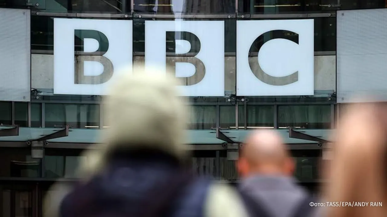 Телеканал BBC намерен уволить около 2 тыс сотрудников на фоне сокращения расходов и влияния ИИ сообщает Sky News BBC сократит до 2 тыс рабочих мест в рамках крупнейшего за последние 15 лет сокращения штата Сотрудникам сообщили о сокращении штата во время общего собрания но не уточнили кого именно это коснется сказано в публикации Отмечается что это крупнейшее сокращение штата впервые за 15 лет Связано оно с попыткой сократить расходы на 10 в течение следующих трех лет Число сокращений также растет на фоне внедрения искусственного интеллекта  Ранее стало известно что британская телерадиовещательная корпорация BBC планирует сократить бюджет на сотни миллионов фунтов и уволить сотрудников Об этом сообщала Financial Times со ссылкой на слова уходящего в отставку главы корпорации Тима Дэйви Больше новостей IZ RU в MAX