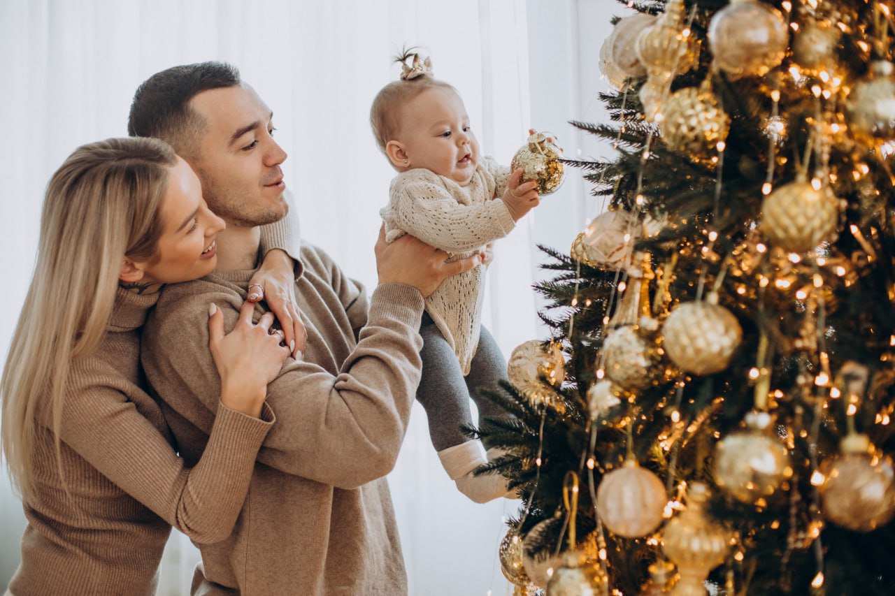 Амурчане получают около ста мер социальной поддержки На эти цели из областного бюджета в 2025 году было направлено более 22 миллиардов рублей Одним из важных для нас направлением является поддержка семей с детьми Это прямое поручение Президента Мы изменили подходы к предоставлению регионального материнского капитала Теперь при рождении четвертого и последующего детей семья получает 200 тысяч рублей С этого года средства можно использовать по своему усмотрению рассказал губернатор Василий Орлов в итоговом отчёте о развитии региона за 2025 год Также с прошлого года в Амурской области многодетные родители получают льготы на оплату не только коммунальных услуг но и жилого помещения Они предоставляются с учетом прогрессивной шкалы чем больше детей в семье тем весомее поддержка государства Приняты новые меры поддержки для студенческих семей с детьми им предусмотрены выплаты и компенсация за аренду жилья В этом году помощь из бюджета получили 80 таких семей Следите за новостями всё самое важное у нас Мы в МАХ gazeta bam