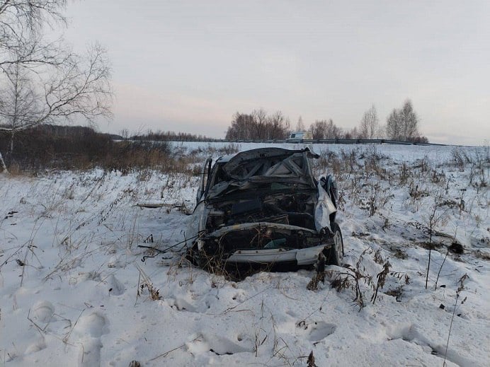 На 69-м километре автотрассы Томск – Каргала – Колпашево утром 25 ноября в разбившейся иномарке обнаружили тела двух мужчин.   В 9:09 работник дорожной организации сообщил в дежурную часть полиции Шегарского района о съехавшем с проезжей части в кювет автомобиле. На месте происшествия сотрудники ДПС обнаружили поврежденный автомобиль «Ниссан Пульсар» и двоих погибших мужчин в салоне: один из них – 1973 года рождения, личность второго устанавливается.   Сотрудники Госавтоинспекции и следственно-оперативная группа выясняют причины и обстоятельства смертельной аварии.   #томск