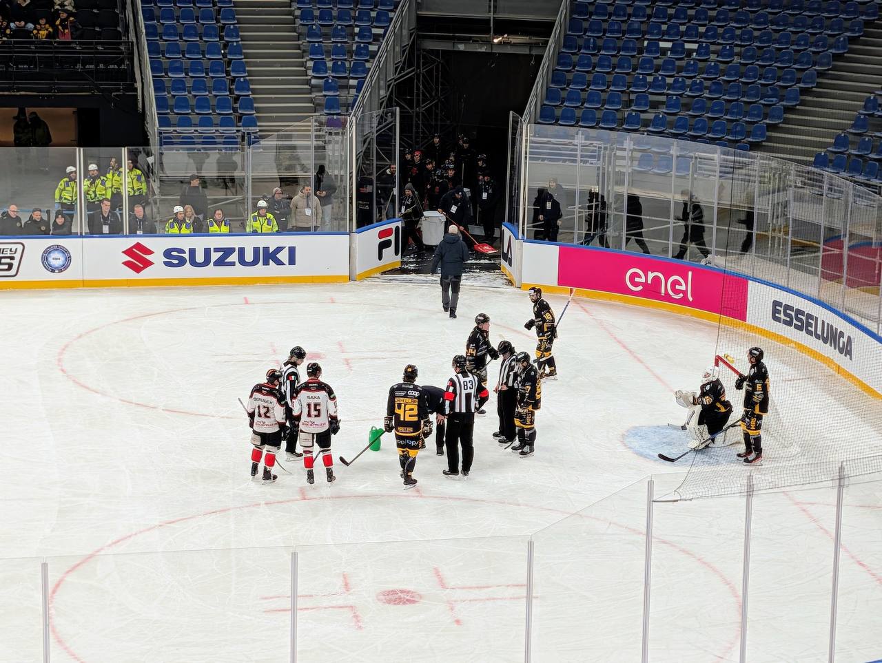 Тестовый матч на хоккейной арене Олимпиады остановили из за дыры во льду Ранее заместитель комиссара НХЛ Билл Дэйли допустил отказ игроков от участия в Олимпиаде из за плохого качества льда Первое тестовое олимпийское соревнование на арене Санта Джулия откладывается из за огромной дыры во льду Принесли лейку чтобы попытаться ее залатать написал журналист Крис Джонстон в соцсетях сопроводив публикацию фотографией с матча Подписывайтесь на РИА Новости Спорт в MAX