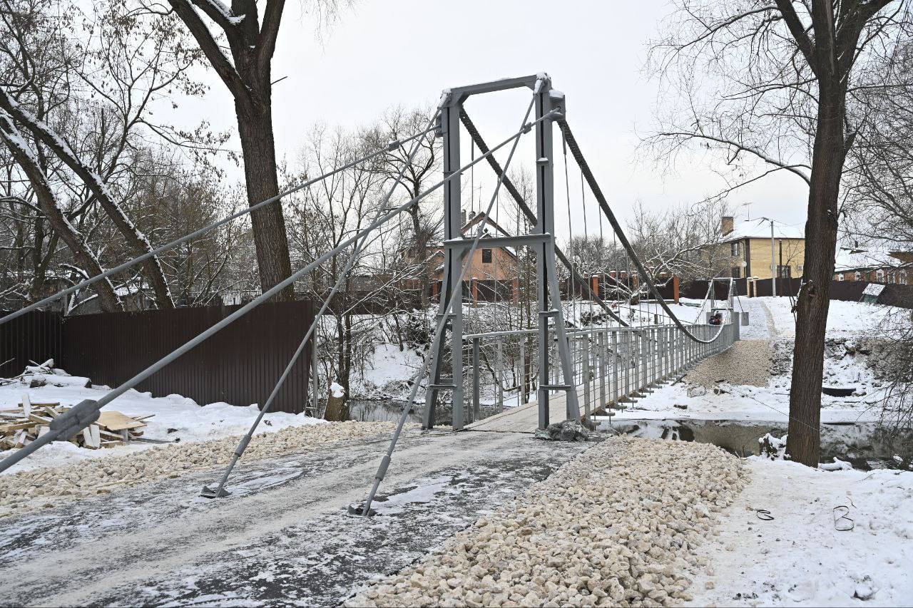 Пешеходный мост через реку Рожайку в ГПЗ Константиново готовится к открытию.    За два месяца подрядная организация выполнила все работы согласно проекту.    Проведено укрепление существующего пилона на правом берегу, устройство нового пилона на левом берегу, устройство якорей для оттяжек, устройство новой конструкции прохожей части, крепление пролетного строения, устройство пешеходных дорожек к мосту, защита конструкций от коррозии.      В социальных сетях поступило несколько обращений, в том числе в видео-формате, о якобы небезопасности моста. Все замечания были приняты и устранены подрядной организацией.    Как и было заявлено в проекте проведения работ, выдержки из которого публиковались в том числе в социальных сетях, на правом берегу было проведено укрепление существующего пилона. Конструкция была усилена дополнительными швеллерами и тщательно забетонирована. Результат работ соответствует всем нормам. С жителями, которые обеспокоились качеством проведения ремонта, была проведена встреча на месте, даны необходимые разъяснения.     Мост безопасен и готов служить верой и правдой всем пешеходам. Уже завтра он официально будет открыт, табличка «Пешеходное движение запрещено» будет убрана.  Администрация Домодедово   Подписаться