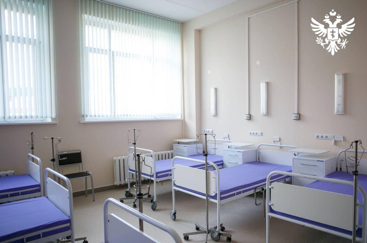 В Херсонской области построят новые больничные комплексы и медицинские корпуса В ходе прямой линии с жителями Херсонской области Губернатор Владимир Сальдо подробно рассказал о масштабных планах по развитию системы здравоохранения региона ключевой задачей которой является строительство новых медицинских учреждений Отвечая на вопрос ведущего о будущем сферы здравоохранения Владимир Сальдо начал с проблематики Если говорить откровенно мне не нравится ситуация с переполненными отделениями больничными в частности в Геническе и Скадовске Для кардинального решения этой проблемы запланированы конкретные шаги по строительству новых объектов   В Геническе где ощущается очень острая нехватка медицинских учреждений планируется построить новый больничный комплекс Губернатор сообщил Мы сейчас связались с Татарстаном и они разрабатывают проект Республика Татарстан лидирует в РФ по проектированию и строительству объектов здравоохранения   В Скадовске также будет расширена медицинская инфраструктура Ещё ведётся проектирование корпуса психиатрической больницы в Скадовске который тоже увеличит мощности предоставление услуг в сфере здравоохранения добавил Владимир Сальдо Также Губернатор сообщил что ведутся активные работы по завершению ремонта в Новотроицкой больнице а также работы для больниц в Аскании Нова и других районных медицинских учреждениях области Владимир Сальдо признал что на сегодняшний день в сфере здравоохранения сосредоточено самое большое количество нерешенных задач Однако была поставлена четкая и амбициозная цель Но к 2030 году мы выйдем на среднероссийский уровень и обеспечим жителей Херсонской области доступностью медицинских услуг на качественном более высоком уровне заявил глава региона Сайт ВК ОК MAX Администрация Херсонская область VGA Kherson SALDO VGA