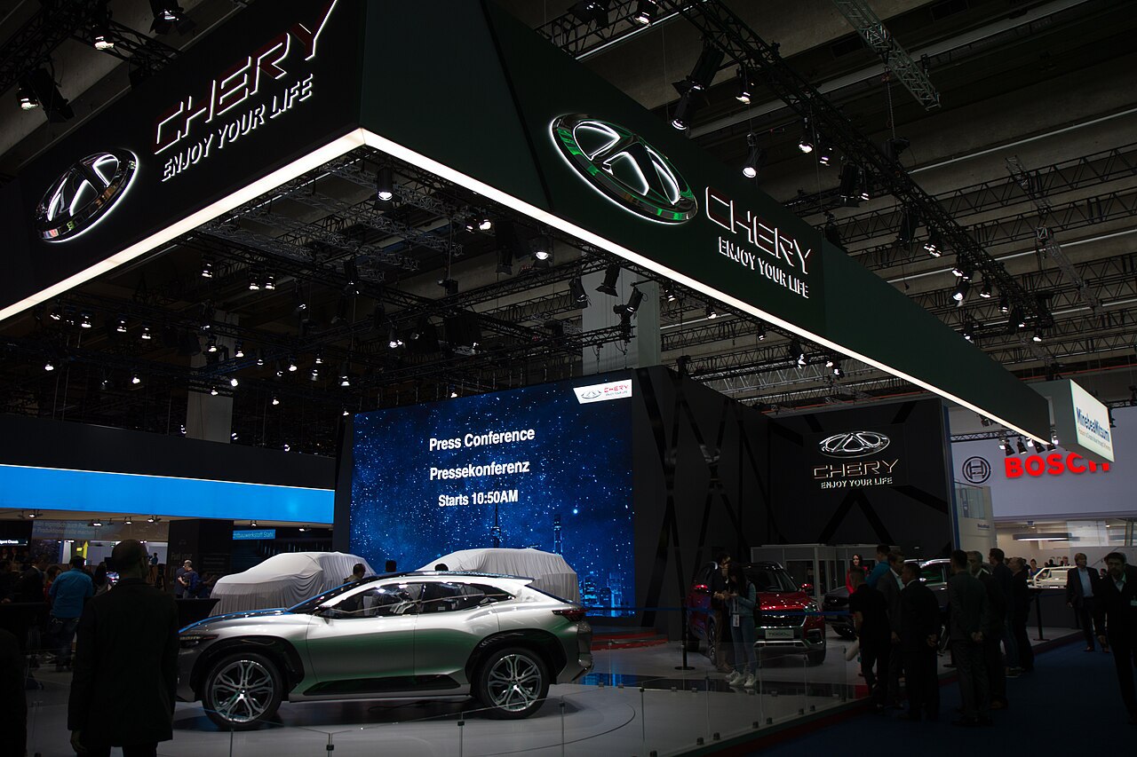 Твердотельная батарея Chery с плотностью энергии 600 Вт ч кг обещает запас хода 1300 км Китайский автопроизводитель Chery представил прототип твердотельного аккумулятора с рекордной плотностью энергии 600 Вт ч кг что почти вдвое превышает показатели современных литий ионных батарей Пилотное производство планируется в 2026 году массовое в 2027 м Эта технология обещает электромобили с запасом хода до 1300 км повышенную безопасность и ускоренную зарядку однако остается достаточно дорогой в производстве hightech plus 2025 10 20 tverdotelnaya batareya chery s plotnostyu energii 600 vtchkg obeshaet zapas hoda 1300 km