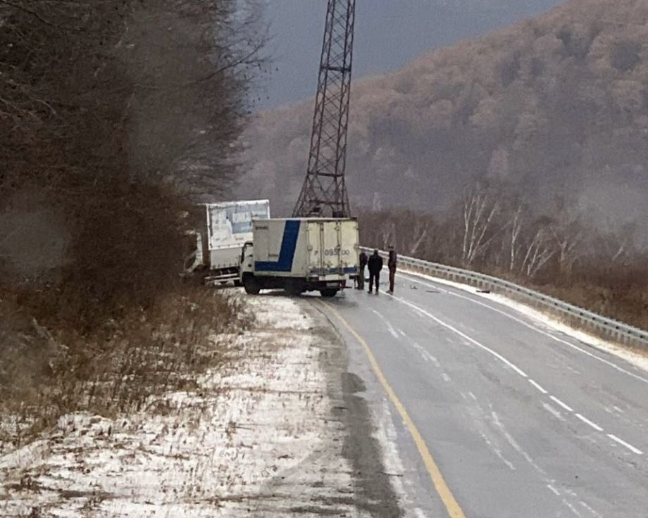 Движение автобусов и грузовиков остановлено на перевале Высокогорский Перевал Высокогорский в Кавалеровском округе временно закрыт для движения автобусов и грузового транспорта Причиной ограничения стало обледенение проезжей части Сотрудники Примавтодора уже работают на участке со стороны Дальнегорска дорожное покрытие обрабатывают противогололедными составами После того как реагенты начнут действовать движение транспорта будет возобновлено По прогнозам специалистов перекрытие продлится около двух трех часов О возобновлении движения сообщат дополнительно  Если у вас есть новость пишите нам в чат бот