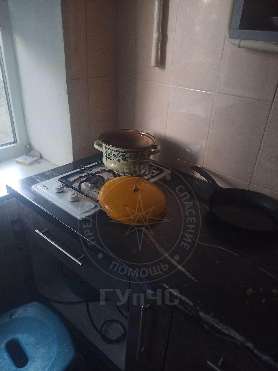 ЕДВА НЕ ПРОИЗОШЛА ТРАГЕДИЯ В Днестровске, вечером 24 июня соседи многоэтажки почувствовали дым с первого этажа. Вышли на улицу, увидели в окне мужчину, лежавшего на полу кухни. Позвонили в милицию, после поступил вызов на пульт пожарной охраны. Прибыв на место, днестровские огнеборцы вошли в квартиру через балкон, аккуратно сняв решётку. Было сильное задымление. Хозяина квартиры, который находился в состоянии опьянения, вывели на улицу. Он был в сознании. На скорой его доставили в больницу. Позже он был госпитализирован с отравлением продуктами горения. Пожарные потушили на плите кастрюлю, в которой подгорела пища. Причина – неосторожное обращение с огнём при эксплуатации газового оборудования. Пресс-служба ГУпЧС МВД ПМР