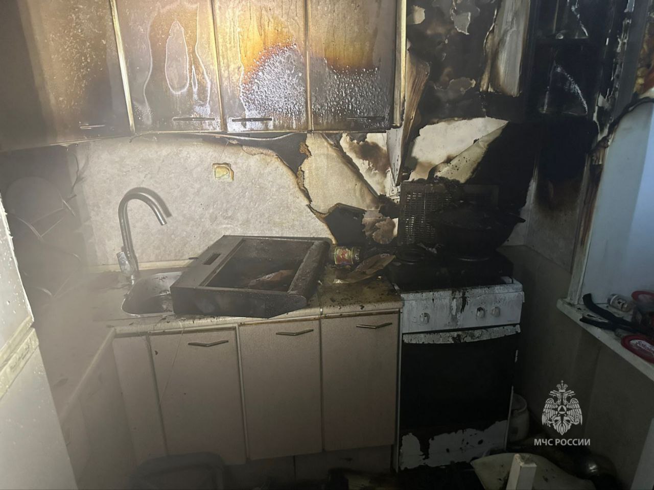 Ушел из дома не выключив плиту благовещенец устроил пожар в пятиэтажке на Шевченко В МЧС по Амурской области mchs28 рассказали что причина пожара в доме на ул Шевченко установлена Сотрудники госпожнадзора выяснили из за чего загорелась квартира 9 сентября в 5 этажном доме Как оказалось мужчина который жил в квартире на верхнем этаже вышел из дома забыв выключить плиту Масло в сковороде которая стояла на конфорке вспыхнуло Это привело к пожару Напомним пожар был на 6 кв метров На месте работали 22 сотрудника МЧС Из дома самостоятельно вышли 23 жильца среди них было 6 детей Никто не пострадал Portal2x2   Реклама