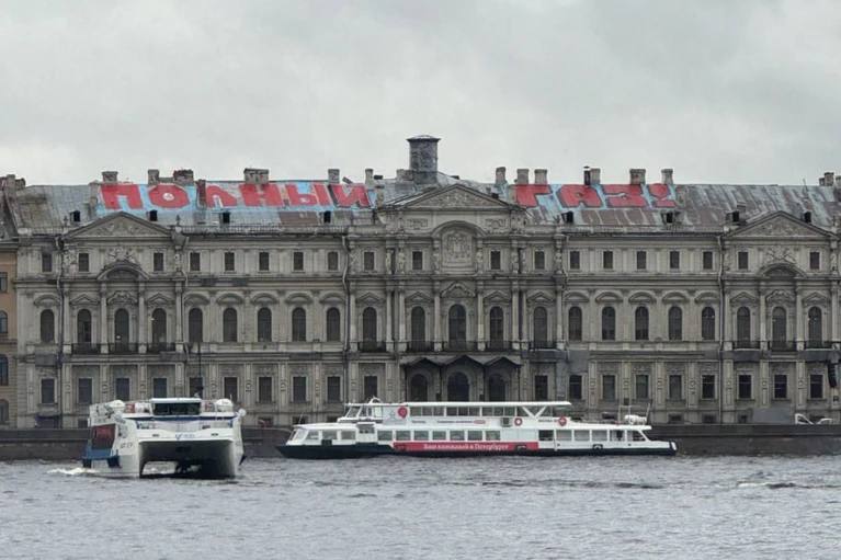 Вандалы-граффитисты разрисовали крышу Ново-Михайловского дворца Фразу «Полный газ» можно увидеть с противоположного берега Невы — она занимает почти весь верх фасада исторического здания и бросается в глаза и туристам, и местным жителям, заметил краевед Виктор Федотов. Надпись видно прямо с территории Петропавловской крепости — написал он в своём телеграм-канале. Кто именно оставил надпись, как и когда это произошло, пока загадка. : unf_spb : СПб — отдай свой буст нам
