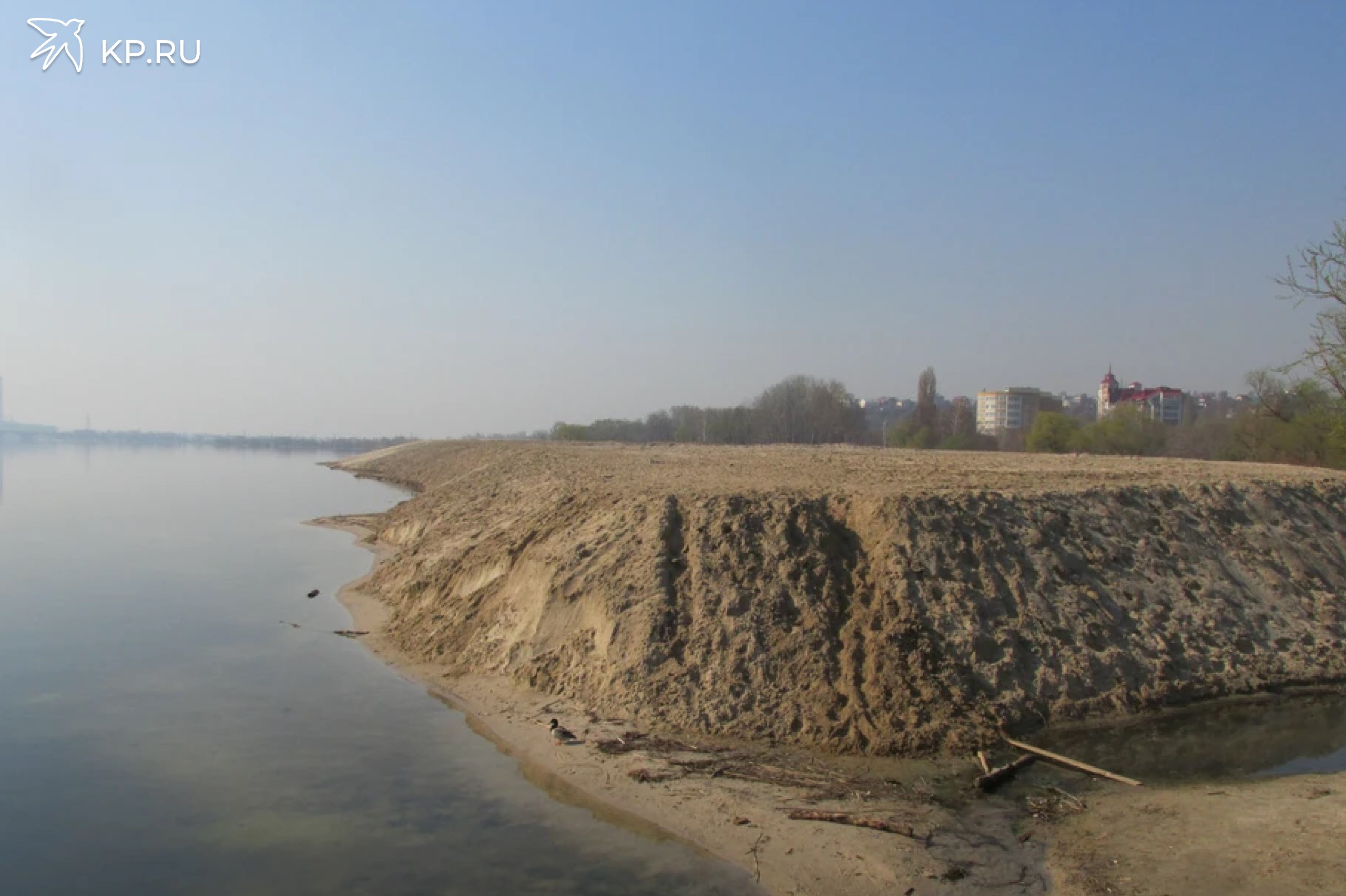 Защитная прибрежная полоса Воронежского водохранилища стала шире на 150 метров  Минприроды Воронежской области внесло в Единый государственный реестр недвижимости уточненные границы береговой линии, водоохранной зоны и прибрежной защитной полосы Воронежского водохранилища. Как рассказали в ведомстве, защитная прибрежная полоса увеличена на 150 метров - с 50 до 200. Это связано с тем,что Воронежское водохранилище имеет высшую категорию рыбохозяйственного значения. Для таких объектов Водный кодекс устанавливает ширину прибрежной защитной полосы в 200 метров.  В этих границах кроме ранее установленных запретов не допустимы распашка земель, размещение отвалов размываемых грунтов, выпас сельскохозяйственных животных и организация летних лагерей.