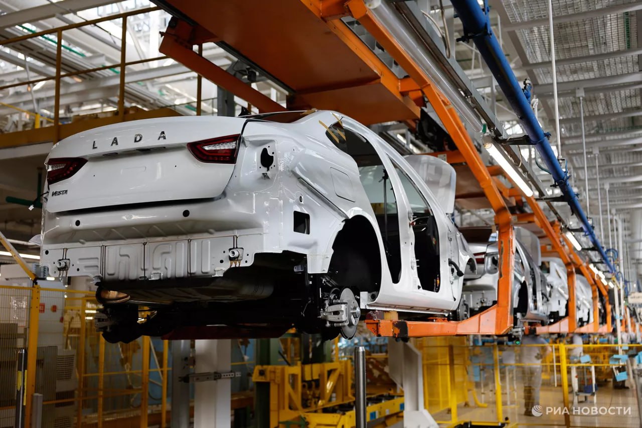 АвтоВАЗ с января 2026 го проиндексирует цены на авто на 0 5 в среднем по модельному ряду В частности цена базовой модели Lada Granta составит 850 тыс рублей таким образом для нее индексация составит 13 а в среднем для этого семейства машин 1 9 Начальная стоимость новинки 2025 года Lada Iskra вырастет на 2 2 до 1 277 млн рублей а в среднем для этого семейства на 1 8 Стоимость машин семейства Lada Vesta практически не изменятся Подписаться на РИА Новости экономика Все наши каналы