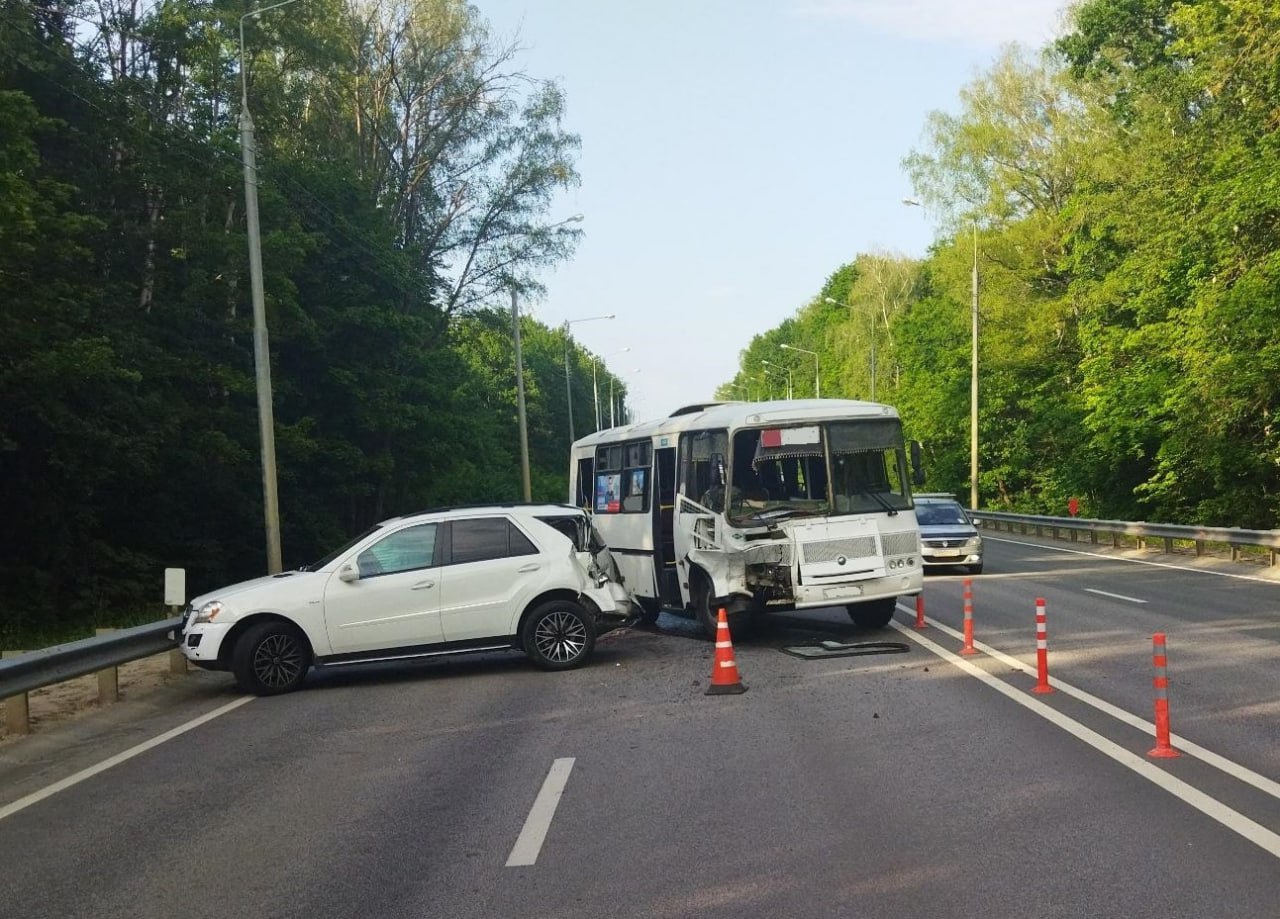 Под Орлом маршрутный автобус попал в ДТП. К врачам обратилось два пассажира ПАЗа. К счастью, госпитализация не понадобилась. ДТП произошло на Северном подъезде к Орлу вчера в районе 17 часов. Как указано в сводке Орловской ГАИ, водитель ПАЗа въехал в стоящий «Мерседес», того отбросило на дорожное ограждение. Еще одним участником стал «Рено Меган», двигавшийся в попутном направлении. Сообщается, что в результате ДТП травмирована девушка-пассажир ПАЗа, ее с места аварии доставили в больницу Семашко, после осмотра отпустили. Позднее в травмпункт обратилась еще одна пассажирка автобуса. Также после врачебного осмотра отпущена. Фото: Орловской Госавтоинспекции