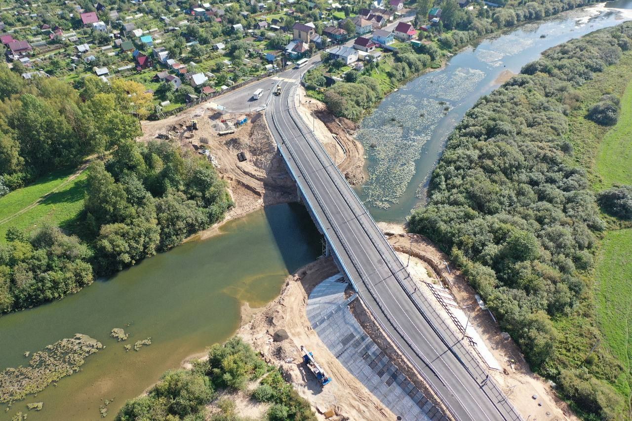 Капитальный ремонт Кувшиновского моста в Вологде закончат до конца октября.  Напомним, что движение по мосту открыли в последний день августа, проезжую часть расширили с 5 до 9 метров, сделали широкие тротуары для пешеходов, смонтировали освещение.   Также были установлены четыре новые опоры – две береговые и две в русле реки.   Стоимость работ по нацпроекту «Безопасные качественные дороги».составила больше 500 млн рублей из федерального и регионального бюджетов при городском софинансировании.   Сейчас здесь укрепляют береговые откосы, которые затапливает во время паводков.  Также нужно завершить благоустройство территории.