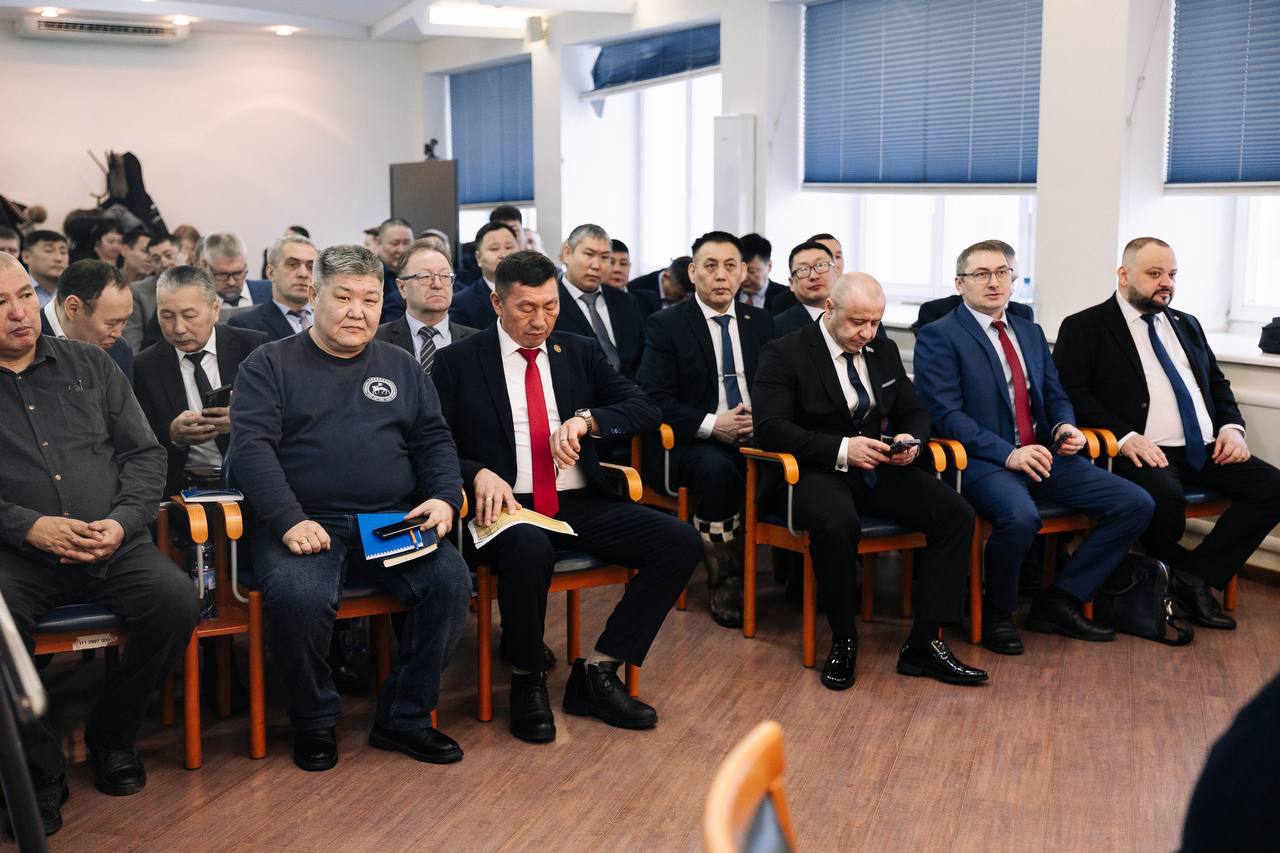 Участник проекта Якутия земля героев Гаврил Наумов приступил к межмодульной стажировке в Якутскэнерго Его наставником стал генеральный директор компании Гаврил Алексеев Этот шаг открывает для ветерана путь в одну из самых важных и сложных отраслей региона энергетику   С первых дней стажировки началось активное погружение в рабочий процесс Гаврил Наумов принял участие в системном совещании с руководителями РЭС и сетевых филиалов а также посетил ключевой энергообъект республики Якутскую ГРЭС Это позволило ему на практике увидеть масштабы и сложности энергосистемы Подробнее здесь Якутскэнерго там где вам удобно подписывайтесь ТГ ВК Дзен МАХ Якутскэнерго РусГидро