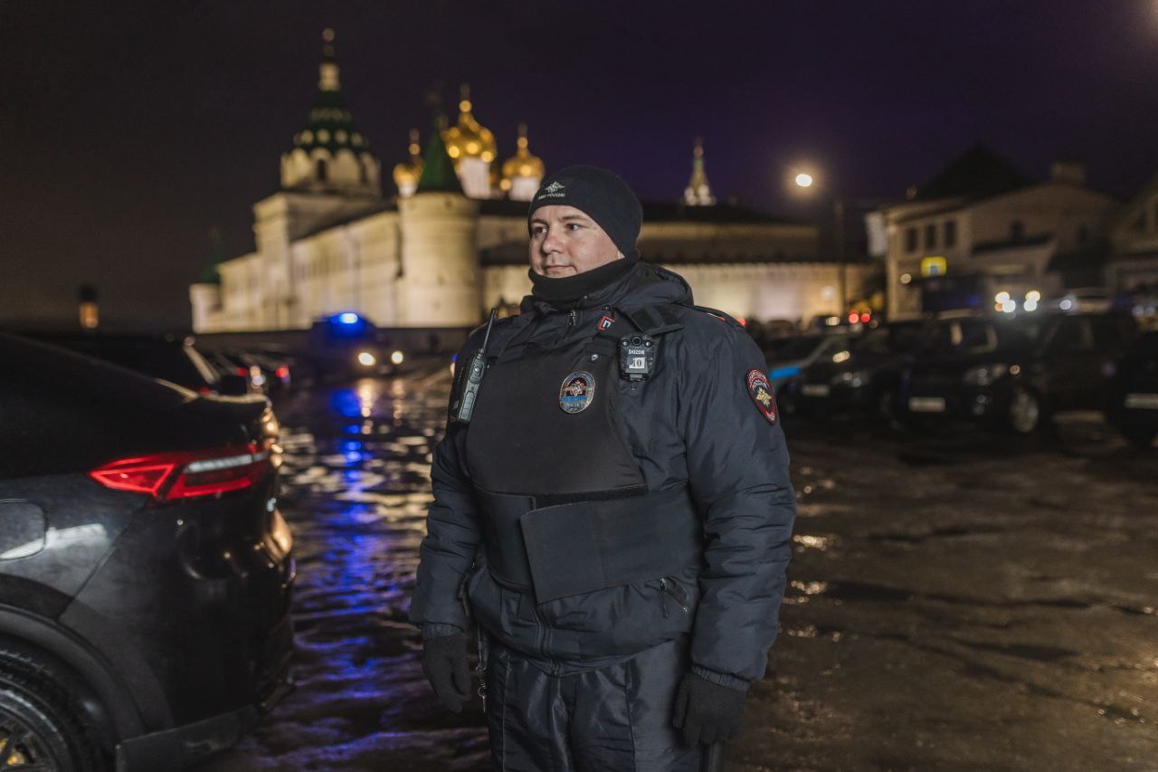 Костромской области полицейские обеспечили правопорядок и безопасность в период празднования «Крещения господня».  ⌛На территории региона в 46 церквях и храмах прошли праздничные богослужения, еще в 17 местах были организованы купания в иорданях. Участниками мероприятий стали более 4000 верующих.   ‍ Правопорядок и общественную безопасности обеспечивали порядка 150 сотрудников органов внутренних дел, а также приданных сил из числа сотрудников Росгвардии, частных охранных предприятий и добровольных народных дружин. Особое внимание полицейские уделили организации дорожного движения в близи храмов и купелей, а также соблюдению верующими мер личной безопасности при погружении в ледяную воду.   Благодаря слаженным профессиональным действиям происшествий в крещенский сочельник допущено не было.  #мвд #костромскаяобласть #ооооп